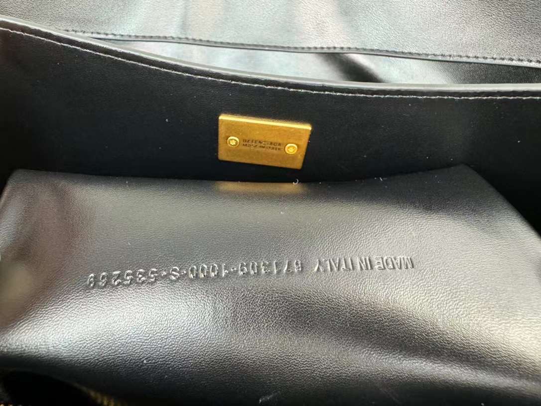 Balenciaga Rodeo Small Handbag in Black 25cm กระเป๋าสะพายหนังเรียบผิวสัมผัสนุ่มสบายผิว ดีไซน์เรียบหรูตามเอกลักษณ์ของแบรนด์ ภายในโล่งกว้าง จุของได้เยอะ