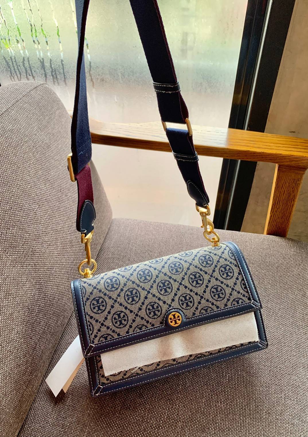 คุณภาพจัดเต็มกันเลยค่าา😘Tory Burch T Monogram Jacquard Shoulder Bag ห้ามพลาด! กระเป๋าสะพายแบบครอสบอดี้ร์ วัสดุJacquard+หนังแท้ชั้นดี ได้ลงตัวสวยงาม รูปแบบร่วมสมัยตามแบบฉบับแบรด์ได้ดีทีเดียวค่ะ! เปิดปิดกระเป๋าแบบอะไหล่แบรนด์ล็อคแม่เหล็ก