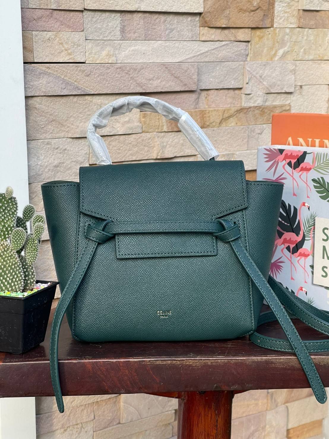 Celine NANO BELT BAG กระเป๋ารุ่น Belt Bag จาก CELINE เป็นกระเป๋าถือที่มีสไตล์มินิมอล และดูเรียบง่าย แต่หรูหรา ครองใจสาวก CELINE ได้เป็นอย่างดี โดยรวมแล้วรูปทรงของกระเป๋าถือว่าออกแบบมาได้อย่างพอดี ไม่มากหรือน้อยจนเกินไป คือช่วยให้คุณดึงดูดสายตาของผู้คนให้ม