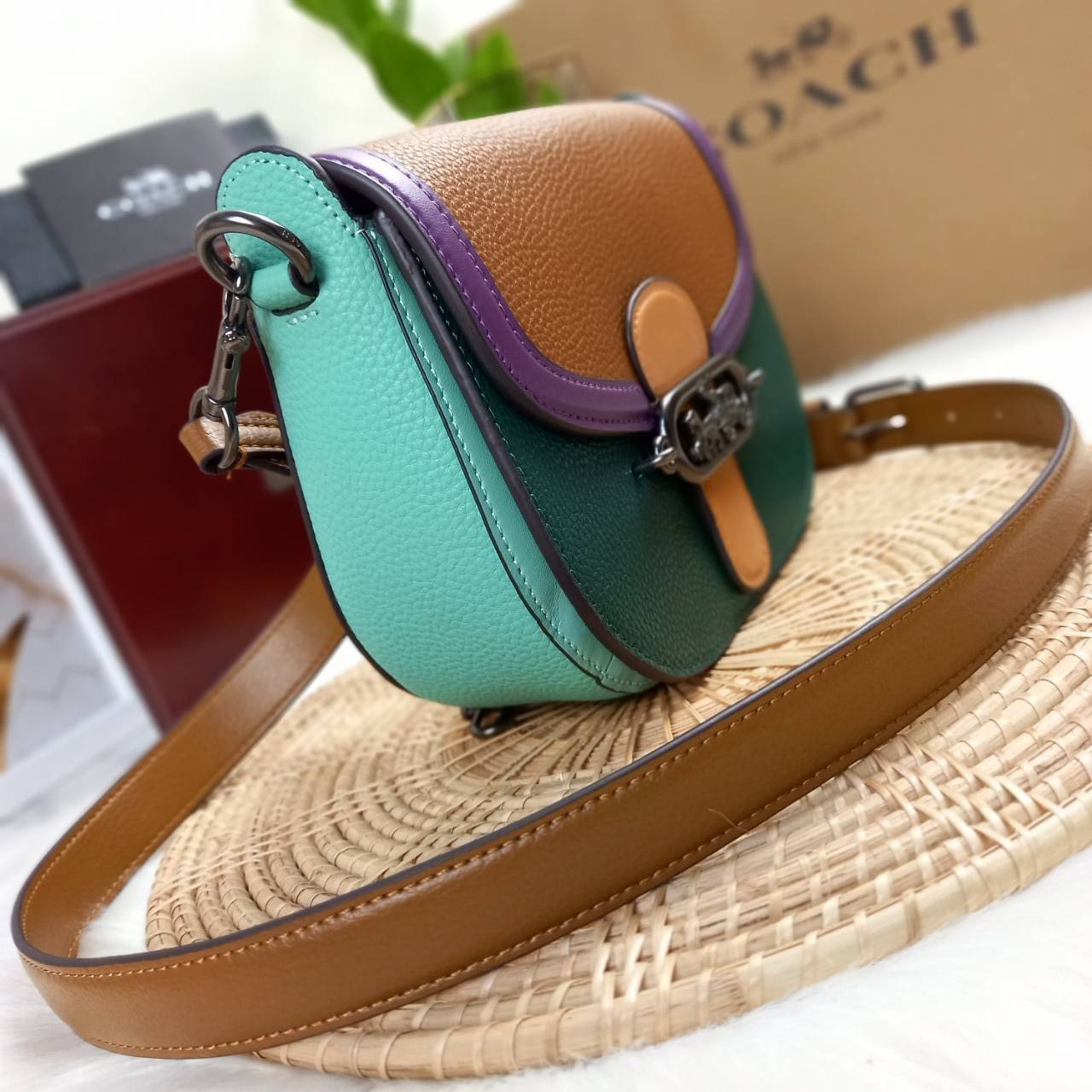 OUTLET 】COACH JADE SADDLE BAG IN COLORBLOCK (COACH 91084) สวยพิฆาตมาก สยบทุกสายตา 🌺 พร้อมส่งความสวยก่อนใคร// กระเป๋าถือ สะพาย มีสายสะพายยาว ถอดและเลื่อนปรับระดับได้ //วัสดุหนังแท้เต็มใบ หนังคุณภาพ ขึ้นทรงสวยมากๆ งานสวยคมกริบที่สุด //ฝาเปิดเป็นแบบฝ