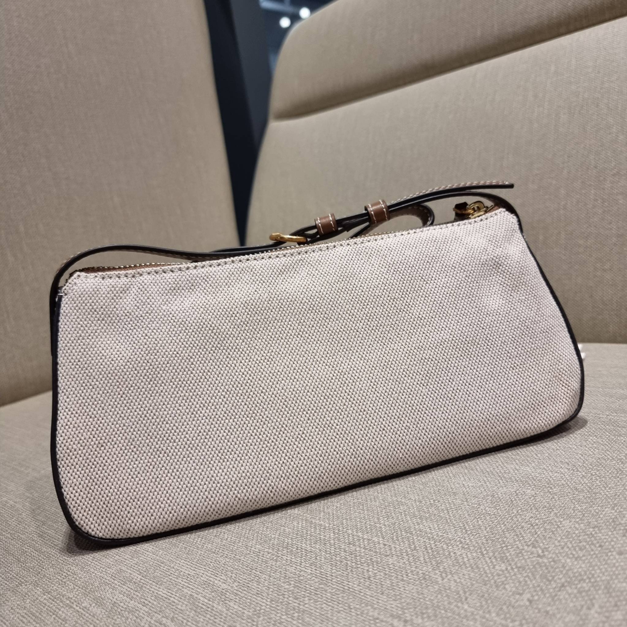 TORY BURCH MCGRAW CANVAS WEDGE กระเป๋าสะพายไหล่ ทรงสวยไม่ซ้ำ ไม่เกร่อ!! สะดวกใช้งาน ดีไซน์เรียบแต่แฝงความหรู และคลาสสิคในตัว วัสดุผ้าแคนวาสตัดสลับหนังแท้ สวยคม เปิด-ปิดด้วยซิป ภายในเป็นช่องโล่ง มีช่องย่อยเก็บบัตร มาพร้อมสายสะพายในตัว ปรับได้อีกเล็กน้อย ไอ