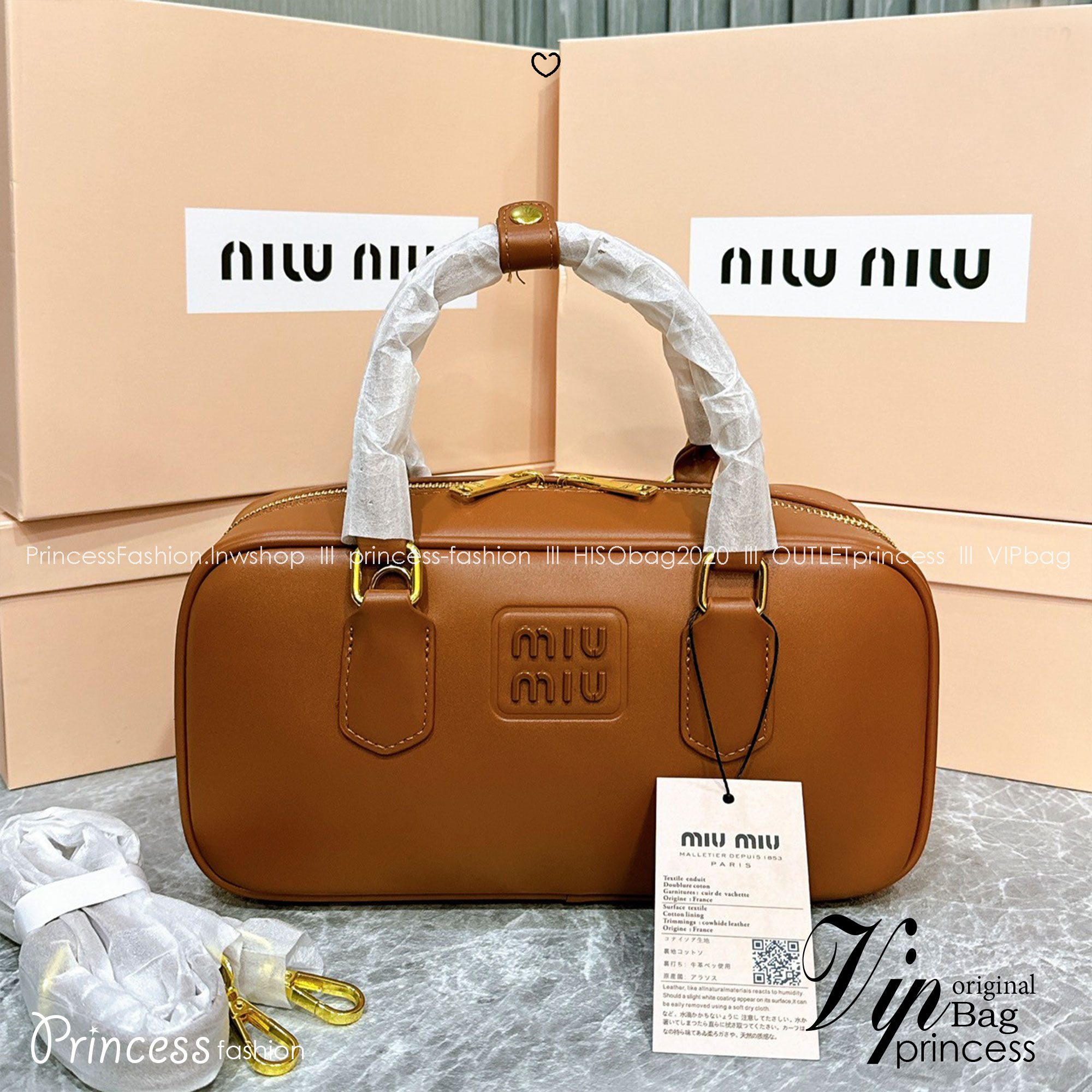 MIU MIU Arcadia leather bag กระเป๋าถือ/สะพายสุดชิคมากในตอนนี้ ดีไซน์เรียบแต่มากมีอยู่จริง สวยดูแพง แมทชุดได้ง่ายสุด มินิมอลมินิใจ หูจับในตัวง่ายและสะดวกพกพา มาพร้อมสายสะพายข้างให้อีก