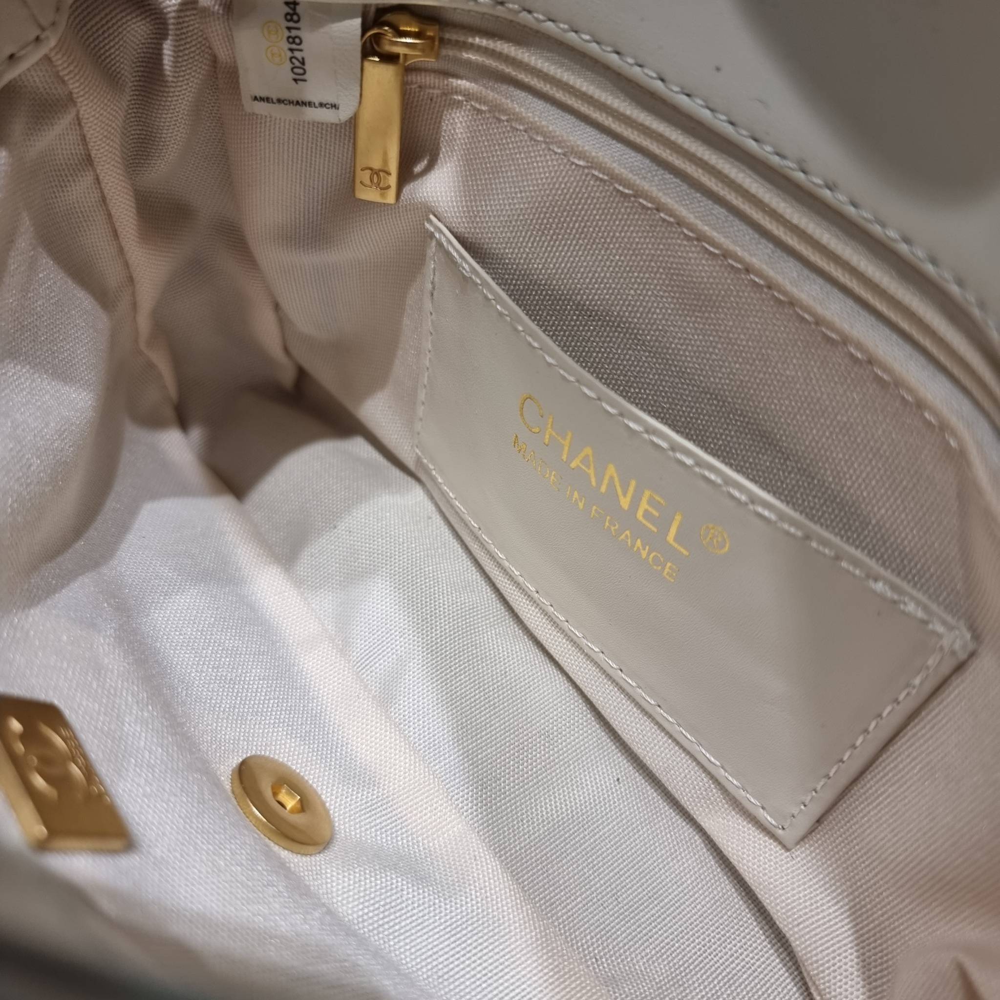 Chanel chunky chain bag สวยฟาดย้อนยุคความหรู ในราคาที่จับต้องได้ กับกระเป๋าสะพายไหล่ ไซส์กำลังสวย โดดเด่นด้วยสายสะพายโซ่สลับหนังเส้นใหญ่ ทนทาน ดูแพง