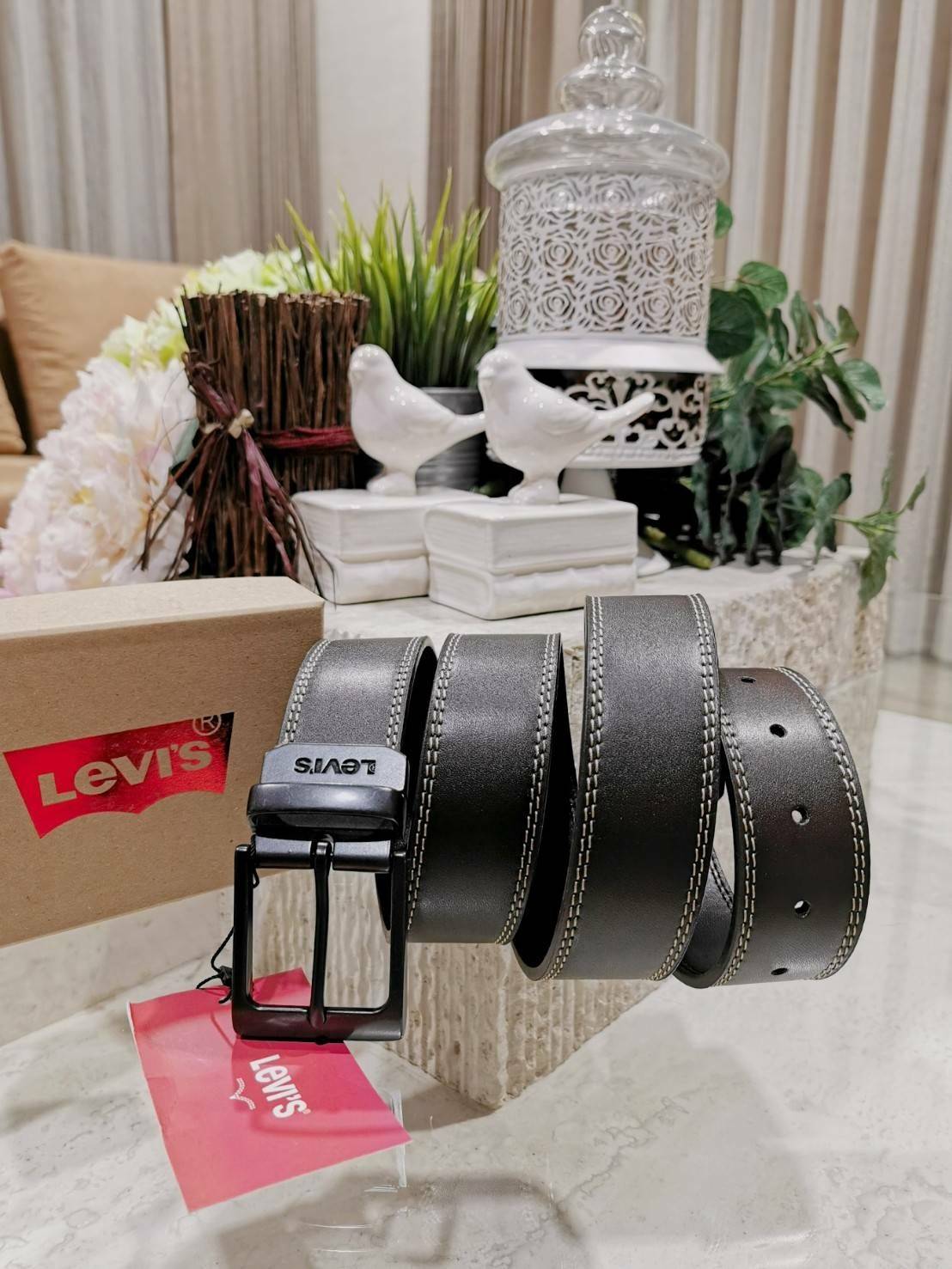 Levie's men reversible Leather Belt Gift Box รุ่นยอดนิยมสายเข็มขัดด้านหนึ่งเป็นสีดำอีกด้านเป็นสีน้ำตาลสามารถสลับด้านใช้ได้ หัวเข็มขัดอะไหล่โลหะปั้มโลโก้สามารถปรับพลิกหน้าหลังได้ดีไซน์คลาสสิคเข้าได้กับทุกชุดสายสามารถปรับได้หลายระดับ แข็งแรงทนทานสินค้า