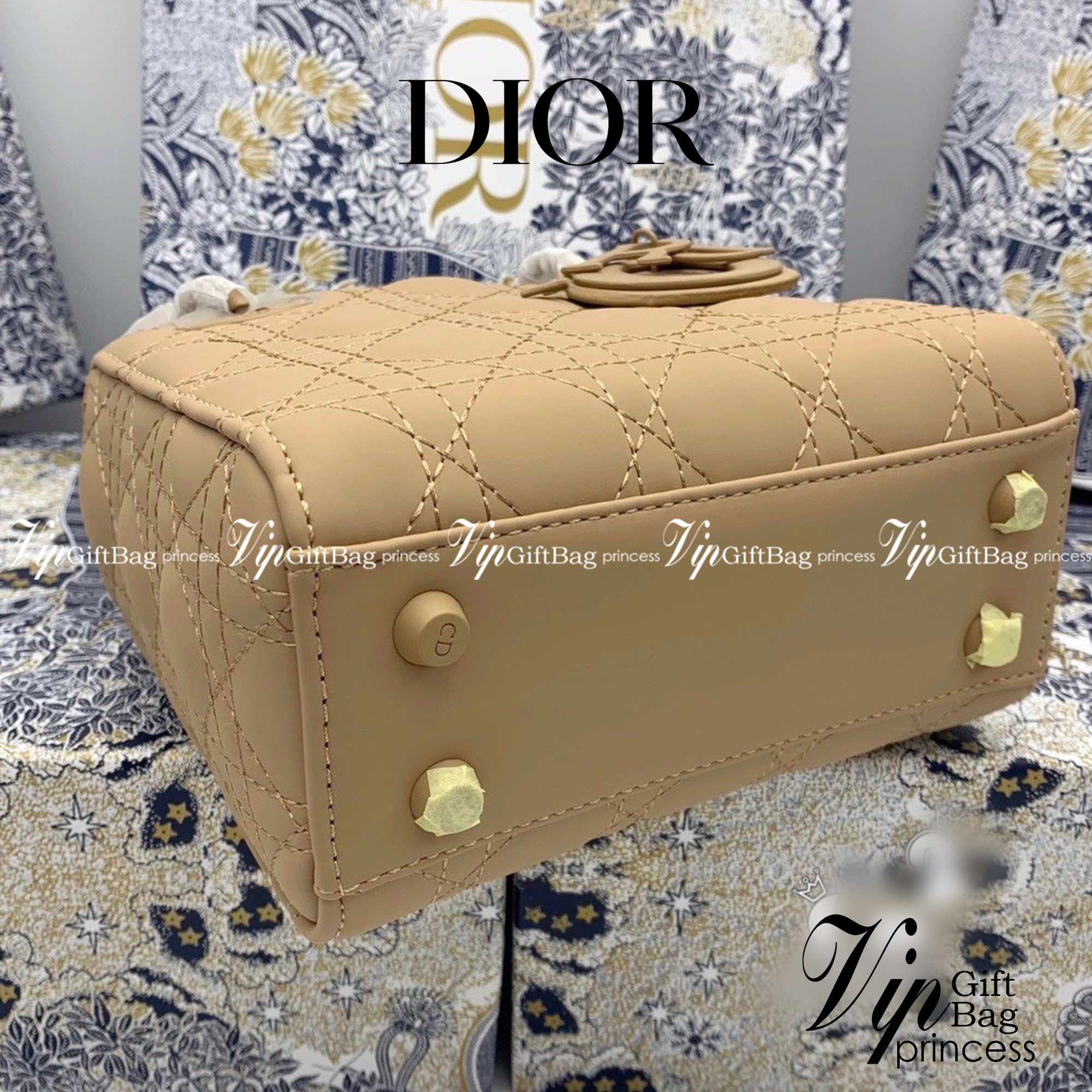 DIOR CD LADY BAG / Christian Dior Lady Dior Ultra-Matte Bag พร้อมส่ง 6 โทนสีพาสเทลหวานๆ น่ารักละมุน ตัวห้อยโลโก้โทนสีเดียวกับกระเป๋า น่ารักมากค่ะ ดีไซน์เรียบง่าย แต่แฝงไปด้วยความหรูหรา วัสดุหนังแท้ ทรงกล่องคลาสสิค มีหูจับในตัวและสายครอสบอดี้สุดเลิศ ที่มาพ