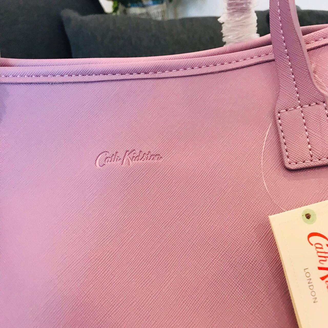 Cath kidston tote bag กระเป๋าสะพายรุ่นใหม่ วัสดุ PU คุณภาพดี นิ่ม น้ำหนักเบา เช็ดทำความสะอาดง่าย เปิดปิดกระเป๋าด้วยกระดุมแม่เหล็ก ด้านในโล่งกว้างมีช่องซิปสำหรับใส่ของ จุของได้เยอะ สายสะพายไหล่ยาวสุด22cm.ขนาดกำลังดีราคาสุดคุ้มห้ามพลาดค่ะ