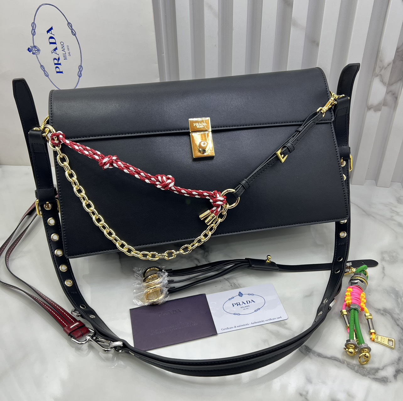 ORI หนังแท้ | 35cm Prada Soft Sound large leather shoulder bag with charms กระเป๋าสะพายทรงกล่องใบใหญ่ รุ่นใหม่ล่าสุด มาแรงแบบเกินต้าน ด้วยดีไซน์เรียบ แต่มีกิมมิคเท่ห์ๆ ที่สายและพวงห้อยหลากสีสุดคิวท์