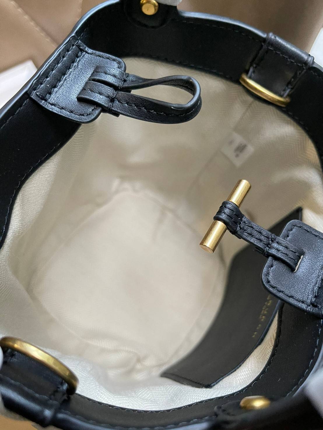 ของแท้ 💯% Tory burch miller mini bucket bag กระเป๋าทรงคลาสสิคจากTory burch มาพร้อมกับรูปทรงถัง ขนาดน่ารักกำลังดี