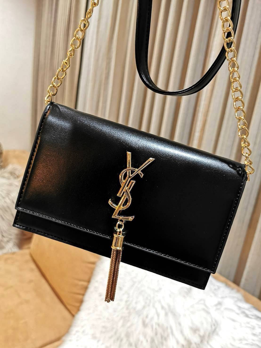 VIP 】YVES SAINT LAURENT YSL BAG VIP GIFT WITH PURCHASE GWP พรีเมี่ยมกิ้ฟ Limited จาก YSL DUTY FREE COUNTER ดีไซน์ทรงสี่เหลี่ยมหนังเรียบสวยอยู่ทรงเปิดปิดด้วยฝาปิดกระดุมด้านหน้าประดับโลโก้แบรนด์อะไหล่ทองพร้อมโซ่ห้อยฟรุ้งฟริ้ง ภายในโล่งสามารถใส่มือถือ กระเป๋