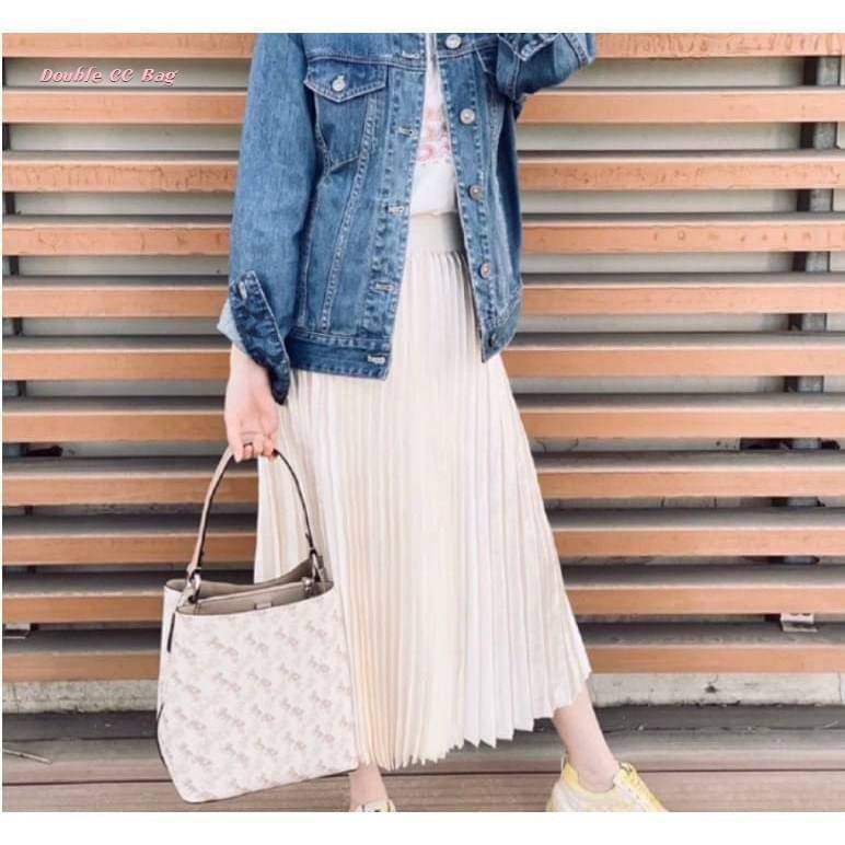 COACH TOWN BUCKET BAG WITH HORSE AND CARRIAGE PRINT ((2081-236)) 🔺กลับมาแล้ว ตามคำเรียกร้องค่ะ! กระเป๋าคล้องไหล่//สะพายข้างได้ วัสดุ pvc อย่างดี หนังนิ่มป่องพองตัวสวยงาม ลายรถม้าทั้งใบค่ะ ภายในกระเป๋าแบ่งเป็น2ช่องหลัก เปิดปิดแบบกระดุมแม่เหล็ก ภายใ