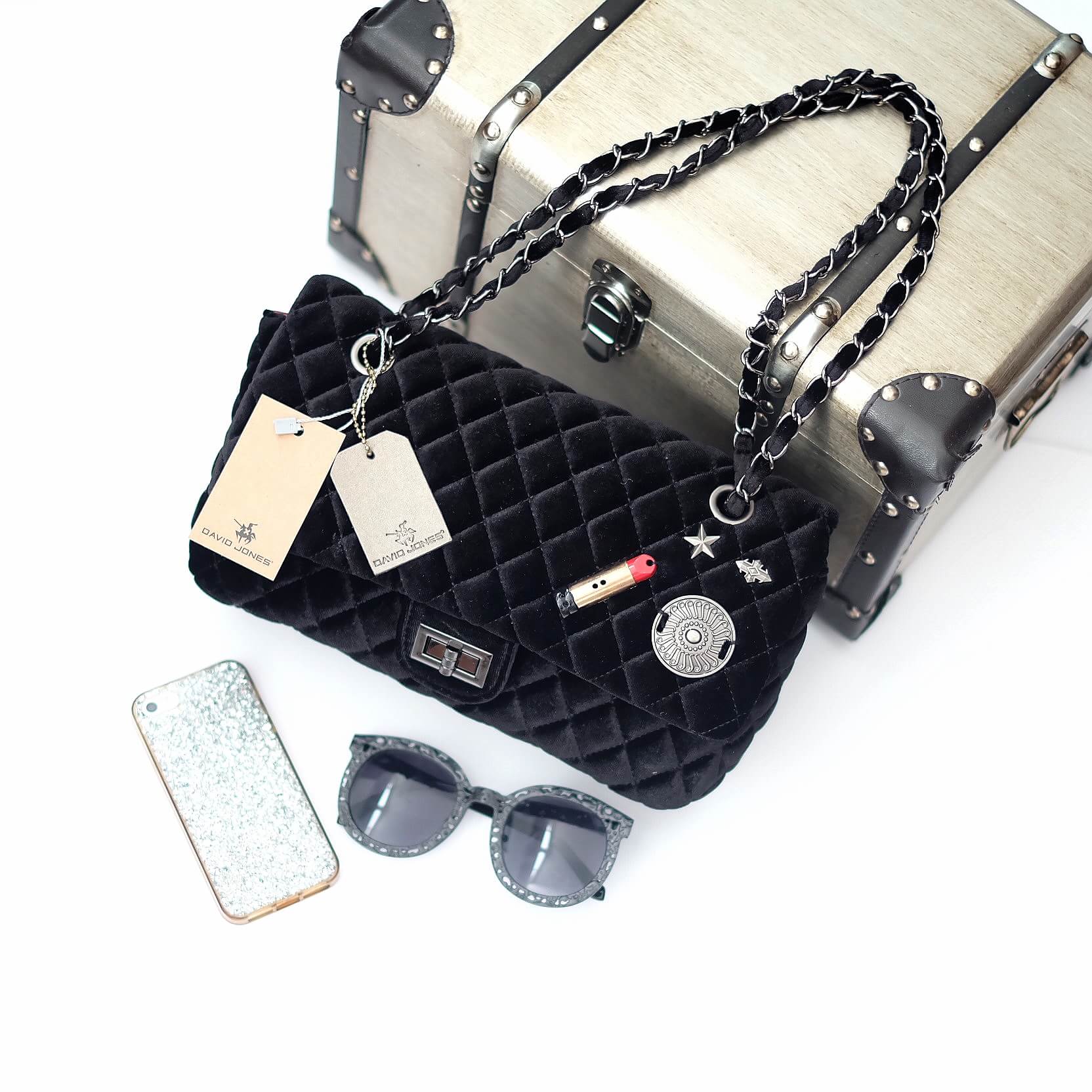 งานแท้ชนช้อป ทรงยอดฮิต ห้ามพลาดเลยน๊า กระเป๋าสะพายหนังกำมะหยี่ ทรงสวยจากแบรนด์ David Jones สวยหรูมาก ภายในสีแดง ภายนอกดำ อะไหล่ดำรมควัน ขนาดกำลังดีเลยใส่มือถือ กระเป๋าตังค์ยาวได้หมด น้ำหนักเบามากๆ ภายในมีช่องแบ่งเก็บของได้ 2 ด้าน ด้านหลังกระเป๋าใส่ของได้ 