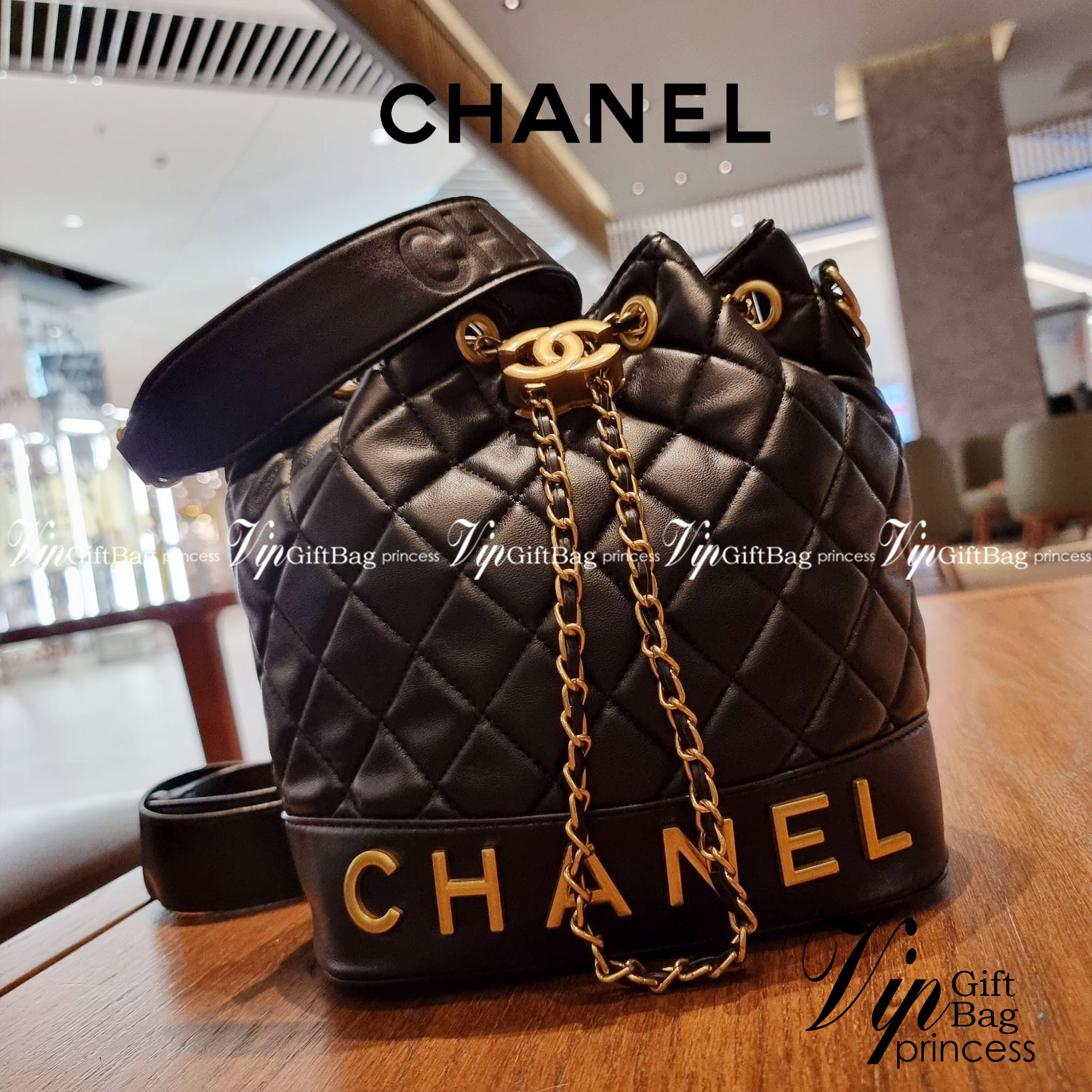 Chanel limited font leather bag / Chanel Bucket Bag กระเป๋าสะพายรุ่นลิมิเต็ด พรีเมี่ยมกิ๊ฟจากแบรนด์ รุ่นนี้การันตีหนังนิ่มมากกก!! โดดเด่นด้วย font โลโก้ และสายโซ่สลับหนังพร้อมตัวกดล็อคสีทองหรู สำหรับเปิด-ปิดปากกระเป๋า กดและปล่อยเพื่อล็อคได้ในตัว ภายในโล่ง