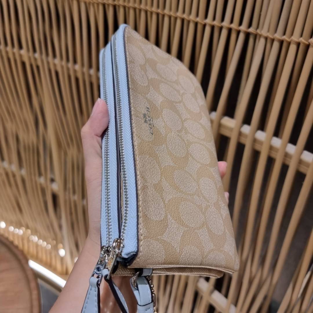 COACH F54057 DOUBLE ZIP WALLET IN SIGNATURE กระเป๋าคล้องมือ size L ใบนี้ใส่มือถือได้ทุกรุ่น ขนาดกำลังดี พกพาสะดวกมากๆ วัสดุหนังสังเคราะห์ ภายในเป็นผ้าสีสวยคม ใส่ธนบัตร ใส่บัตรได้เยอะ ใส่มือถือได้สบายๆทุกรุ่น ตอบโจทย์สาวๆที่ไม่ชอบพกเยอะวุ่นวายจ้า ใบนี้เอาอ
