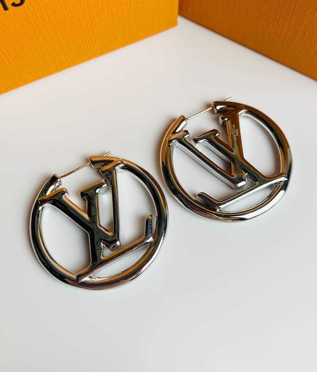 LV earring / Louis Vuitton earring ต่างหูหลุยส์ เกรดออริจินอล งานเคลือบโลหะทอง ไม่ลอกไม่ดำ เงาสวยคล้ายของจริงมากที่สุด สวยหรูหรา ผู้ดี ไฮโซสุดๆ งานเล่นไฟสวยมากค่ะ คอนเฟิม !!!!! เกรดสั่งทำแบบละเอียดที่สุด เก็บรายละเอียดครบ ปั้มโลโก้ สวยมากค่ะ