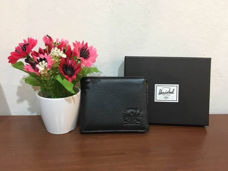Herschel Wallet กระเป๋าสตางค์จากแบรนด์ Herschel แบรนด์ที่ดังสุดๆจากแคนาดามาแล้วค่ะ ต้องขอบอกเลยว่าพิเศษสุดๆไม่ได้มาบ่อยนะคะ กระเป๋าสตางค์วัสดุหนังทนทานสุดๆ เหมาะสำหรับทุกวัยเลยค่ะ ตัวกระเป๋าด้านหน้าปั๊มชื่อแบรนด์ ด้านในมีช่องใส่บัตร 4 ช่อง และช่องใส่ธนบัต