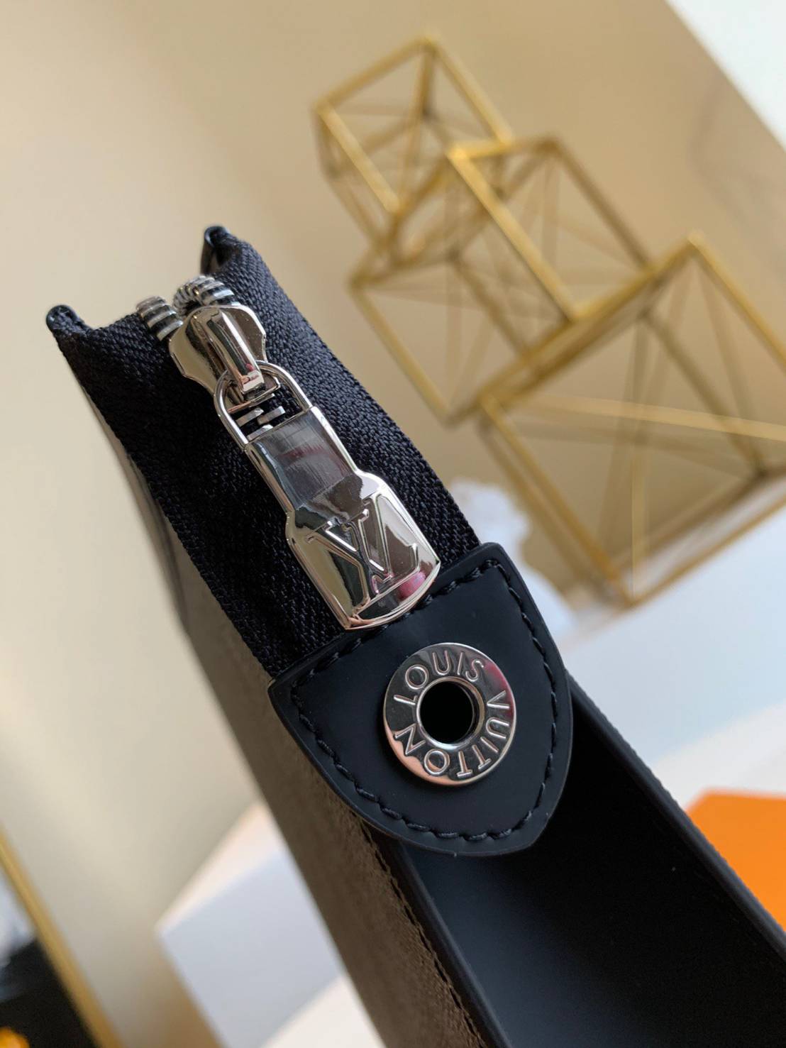 หนังแท้ LOUIS VUITTON POCHETTE VOYAGE MM พร้อมส่งที่ไทย LV CLUTCH รุ่นขายดีตลอดกาล งานหนังแท้เกรดออริจินอล ภาพสินค้าถ่ายจากงานขายจริงค่ะ