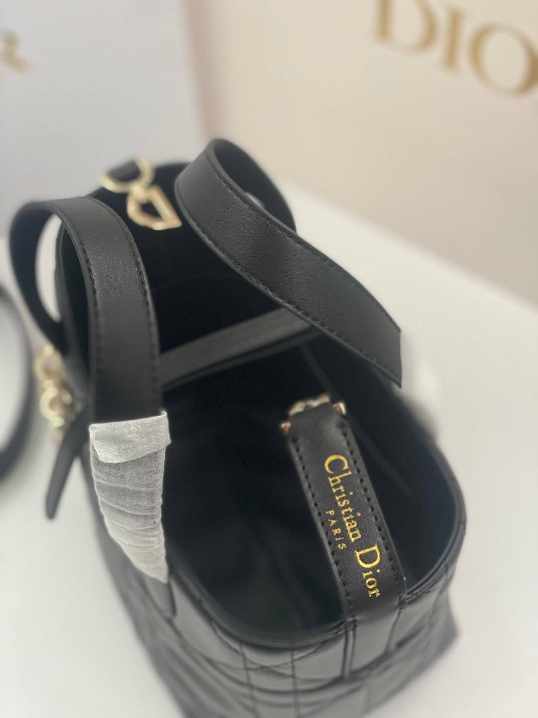 ORI | หนังแท้ DIOR Small Toujours vertical tote bag กระเป๋าทรงโท้ทไซส์เล็กสวยหรู ดีเทลสุดประณีตคอมพลีตลุคในทุกวัน เย็บลวดลาย macrocannage และชาร์มตัวอักษร D,I,O,R