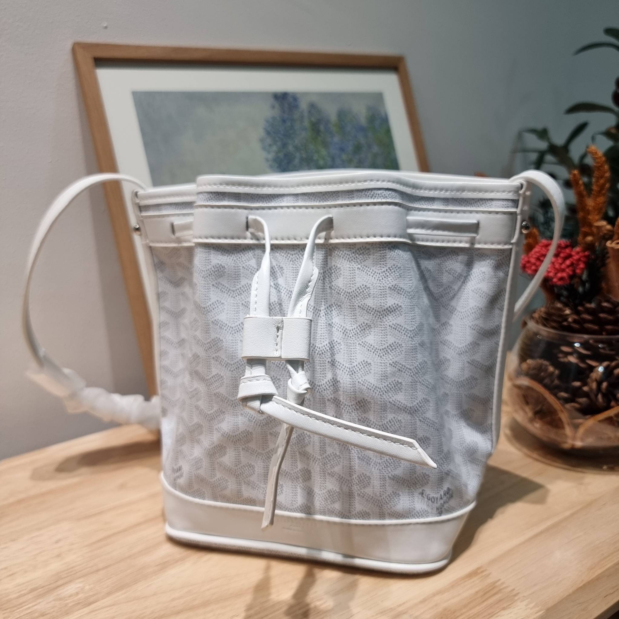 GOYARD PETITE FLOT BUCKET BAG กระเป๋าสะพายทรงบัคเก็ต ที่ดีไซน์สะดวกต่อชีวิตมาก รูปทรงคลาสสิค ดีไซน์เป็นเอกลักษณ์ สดใสทุกสี ดูผู้ดีในตัว วัสดุหนังแคนวาสพิมพ์ลายสวยคม ปากกระเป๋ารูดเปิด-ปิดได้ตามชอบ ภายในเป็นช่องโล่ง ใส่กระเป๋าสตางค์ มือถือ ได้ครบถ้วน มาพร้อ