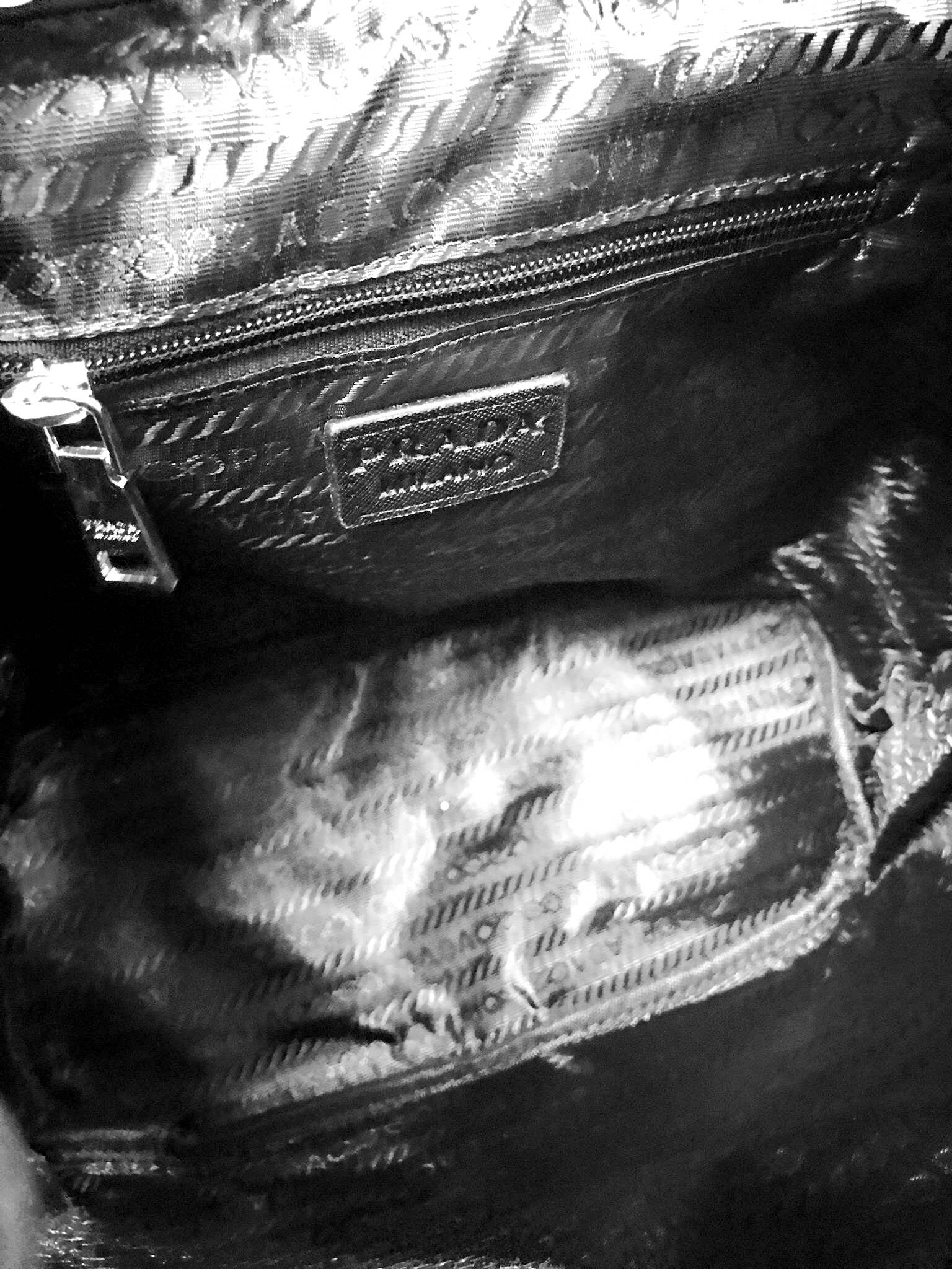 ล็อตใหม่ รุ่นแนะนำค้าา♡ กระเป๋าเป้ทรงสวย Prada Nylon Backpack With Pocket วัสดุผ้าไนล่อน กันน้ำเนื้อหนาอย่างดี ใบนี้ ดีไซต์สวยเก๋ เป้แบบหูรูด **ทรงสวยน่ารัก เปิดปิดด้วยกระดุมแม่เหล็ก เข็มขัดปรับได้ ด้านหน้ามีกระเป๋าอีก 2 กระเป๋าเปิดปิดด้วยซิป บุด้ว