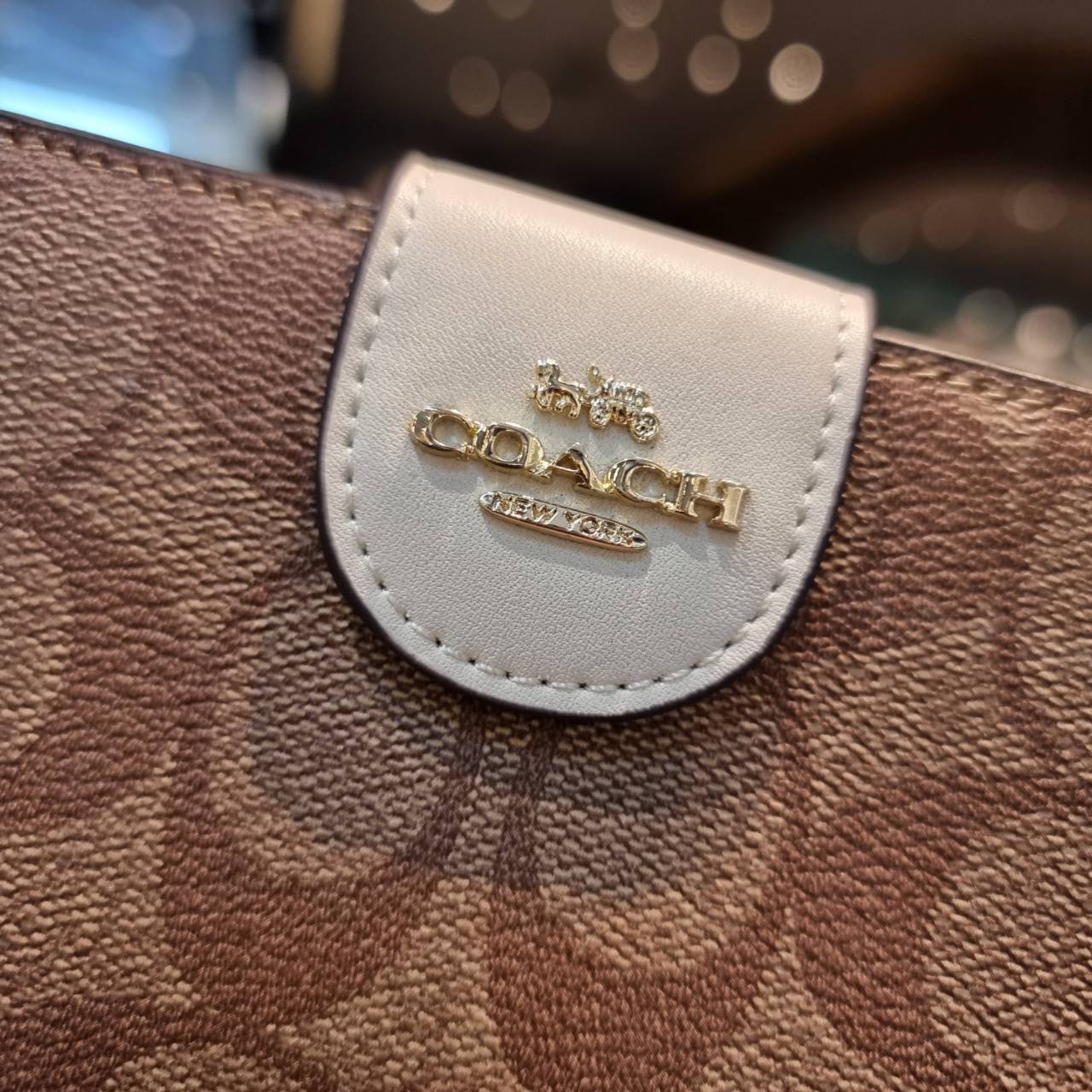 COACH C0082 MEDIUM CORNER ZIP WALLET IN SIGNATURE CANVAS ดีไซน์ใหม่ล่าสุด!! กระเป๋าสตางค์ใบกลาง 👛 ขนาดกำลังเหมาะมือ วัสดุหนังแคนวาสเคลือบลาย ดูแลรักษาง่าย มีช่องใส่บัตรและธนบัตรครบ และช่องซิปแยกไว้ใส่เหรียญ ครบเซ็ทแบบนี้เหมาะส่งต่อเป็นของขวัญที่สุ