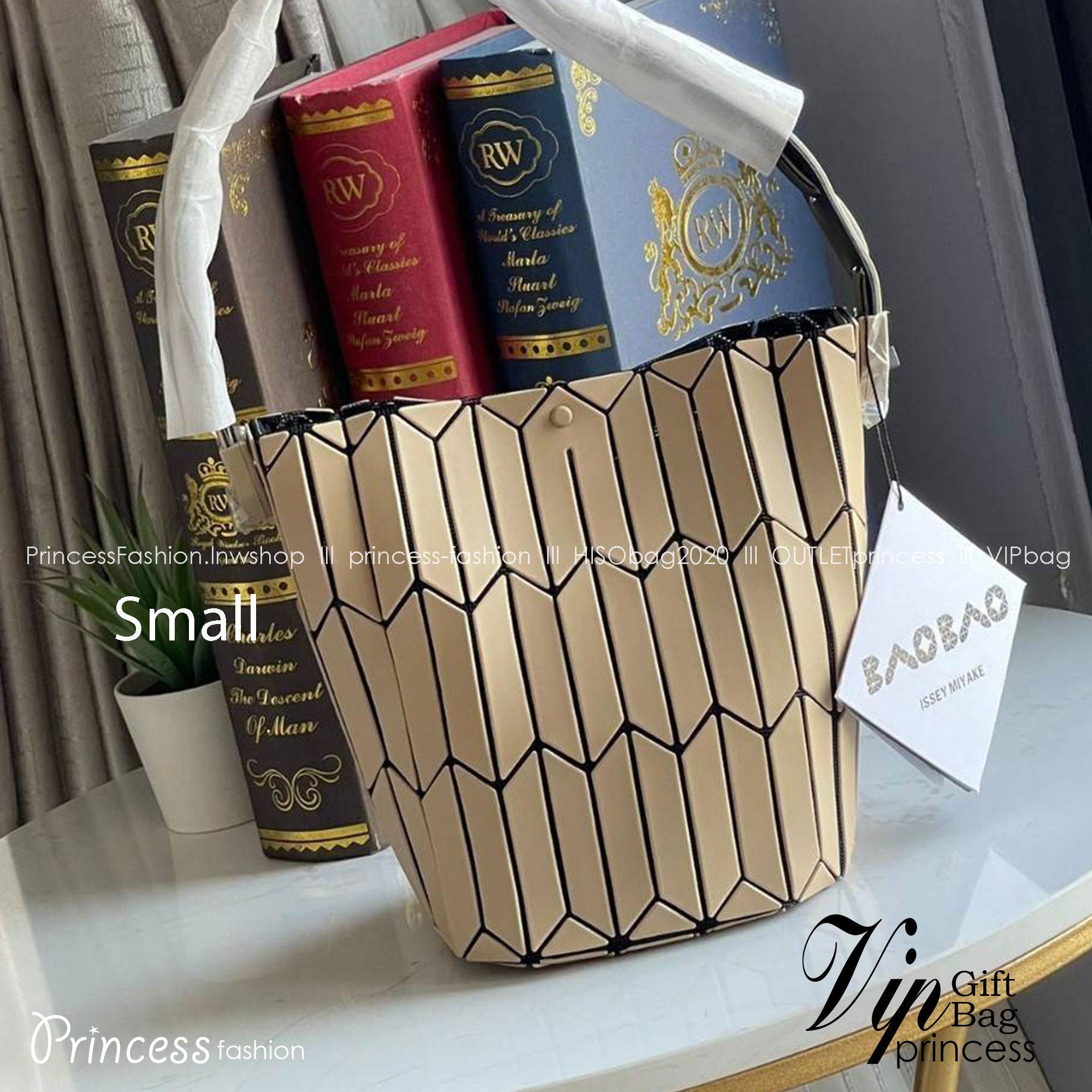 small : BAO BAO ISSEY MIYAKE SMALL BUCKET เป็นกระเป๋าบัคเก็ตขนาดเล็กสามารถใช้ใส่กระเป๋าสตางค์และโทรศัพท์มือถือได้ ซีรีย์ใหม่นี้มีจุดเด่นที่แผ่นรูปทรงสี่เหลี่ยมด้านขนานในแนวตั้ง เกิดเป็นรูปทรงสามมิติ