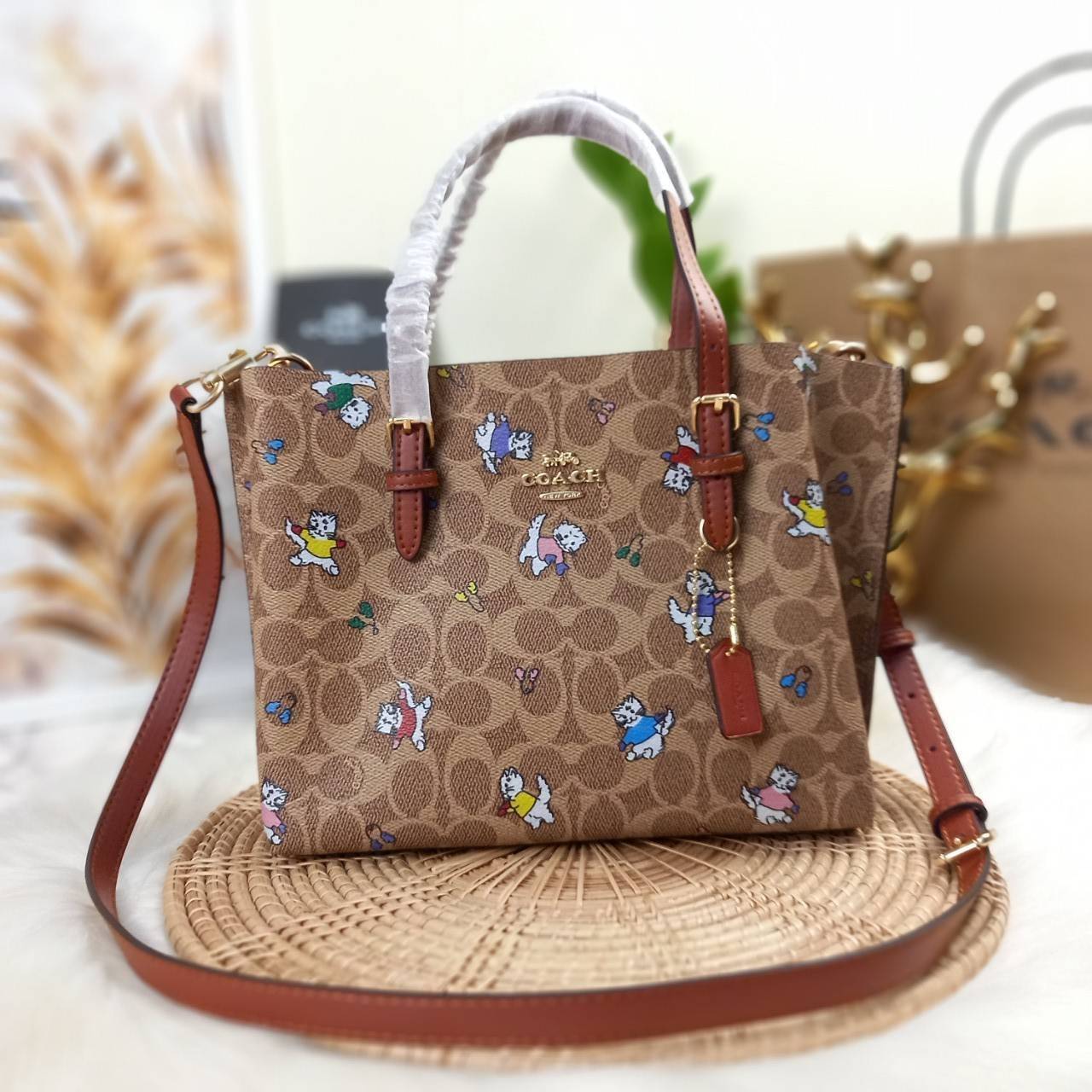 ไม่หลงรัก ทำไงไหว!! COACH MOLLIE TOTE 25 IN SIGNATURE CANVAS WITH SNOOPY (COACH C4250) กระเป๋าถือ กระเป๋าสะพาย รุ่นฮิต พิมพ์ลาย น่ารักเกินเบอร์ได้อีก// ขนาดเหมาะมือ มีสายสะพายยาว ถอดและปรับระดับได้ //วัสดุแคนวาส ผสมหนังแท้ ขึ้นทรงสวย ลาย SIGNATURE ด้านในโ