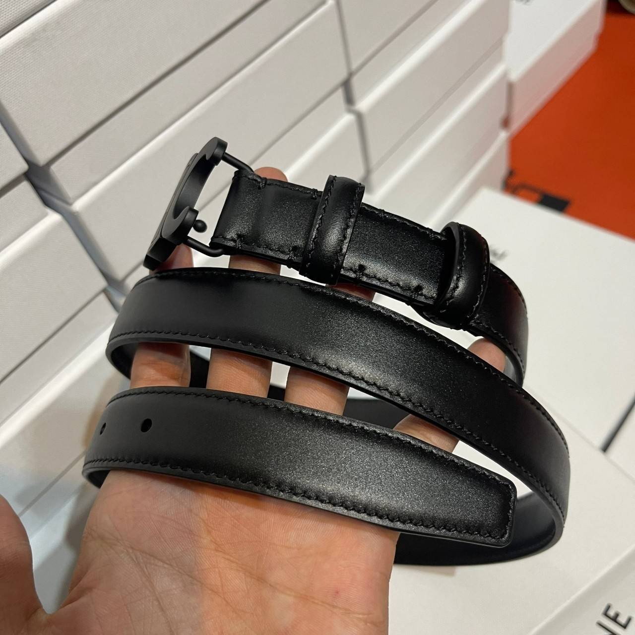 หนังแท้ Ori CELINE BELT LOGO 25MM / Celine Vintage Logo Leather Belt ออริจินอลเกรด สีดำสุดคลาสสิก รุ่นนี้สวยมากหนังดีมากแบบเทียบแท้หนังนิ่มมาก ทำจากหนังแท้ งานละเอียด ตัตเย็บสวยงาม หนังดีถอดแบบมาจากของแท้ หัวเข็มขัดโลโก้แบรนด์แบบ 3D Vintage สีดำ ปั้มโลโก้