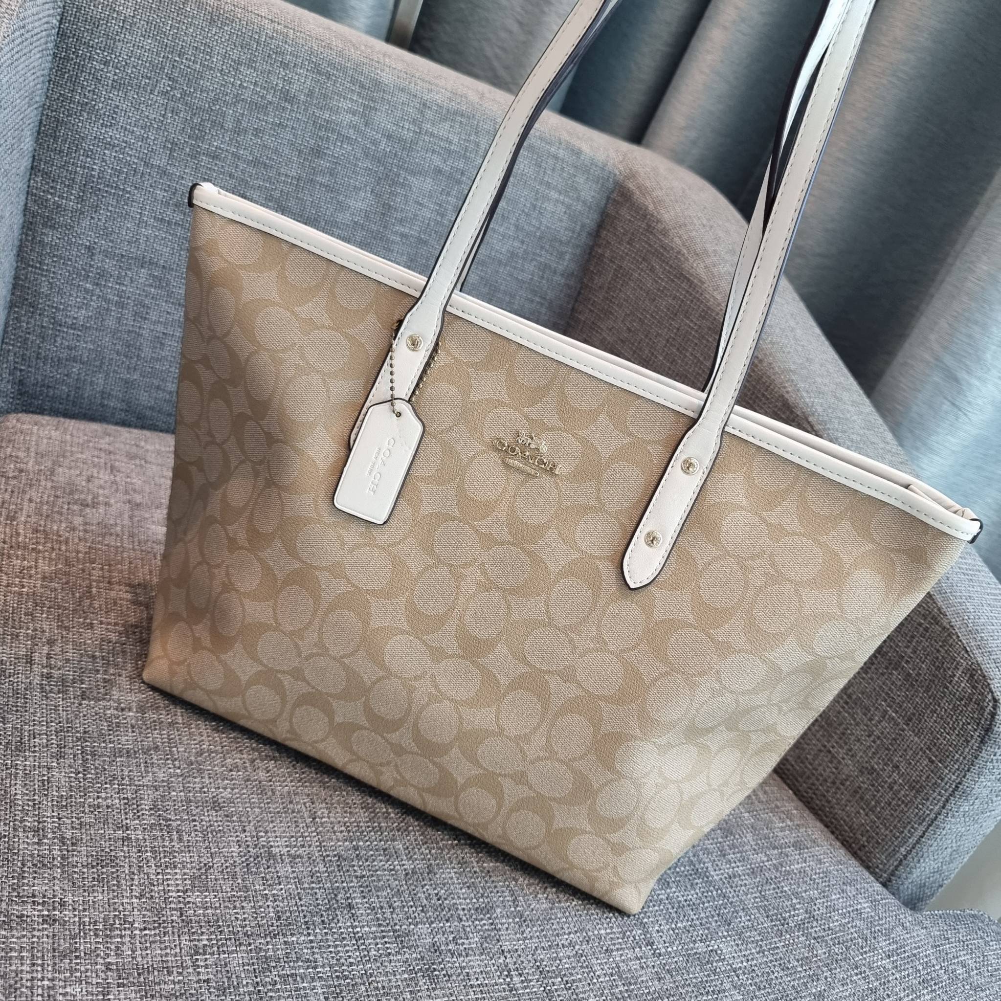 OUTLET 】COACH F58292 CITY ZIP TOTE IN SIGNATURE 16" รุ่นขายดี!! ไซส์ใหญ่ สีสวยมาให้แบบจัดเต็ม!! กระเป๋าถือทรงโท้ทใบใหญ่ สวยน่าใช้ทุกสี สะพายคล้องไหล่ได้เก๋ๆ จุของแน่นๆไปเลยจ้า!! วัสดุหนังแคนวาสคุณภาพ ปากกระเป๋าเปิด-ปิดด้วยซิป กันของหล่นได้ ถือไปไหนก็