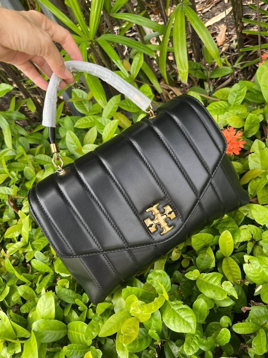 OUTLET 】Tory Burch Kira Top Handle Satchel มี2ขนาด Small/Medium กระเป๋าทรงใหม่ล่าสุดจากรุ่นคิร่า (Kira) มาในเทคนิคตัดเย็บควิลท์แนวขนาน ใช้วัสดุหนังเงานุ่ม สะท้อนแรงบันดาลใจแบบนิวยอร์กจากเบาะหนังในรถคลาสสิค Hardwareสีทองสวยหรู และจุดเด่นอีกรุ่นคิร่าคือความ
