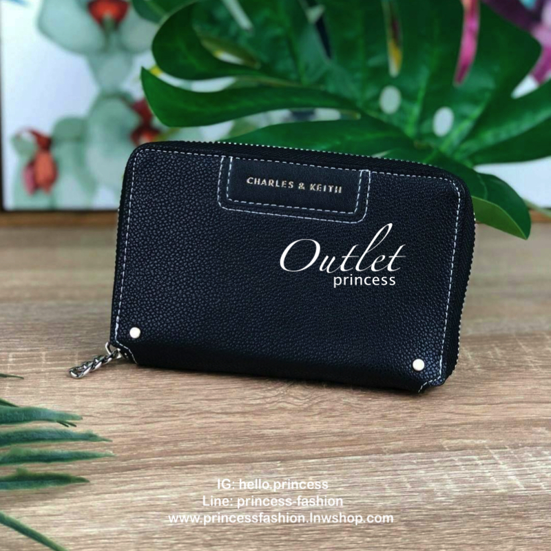 CHARLES & KEITH CHAIN ZIP WALLET กระเป๋าเงินซิปรอบใบกลาง หนังขึ้นลายสวยงาม ด้านหน้าปั๊มโลโก้แบรนด์ มีจุดเด่นที่ซิปเป็นห่วงโซ่เล็กๆน่ารัก ด้านในมีช่องซิปใส่เหรียญ ช่องบัตร 4 ใบและช่องใส่ธนบัตรตามยาว ใส่แบงค์พันได้ตามยาวเลยค่า ไว้ใช้กับกระเป๋าใบเล็กเหมาะมาก
