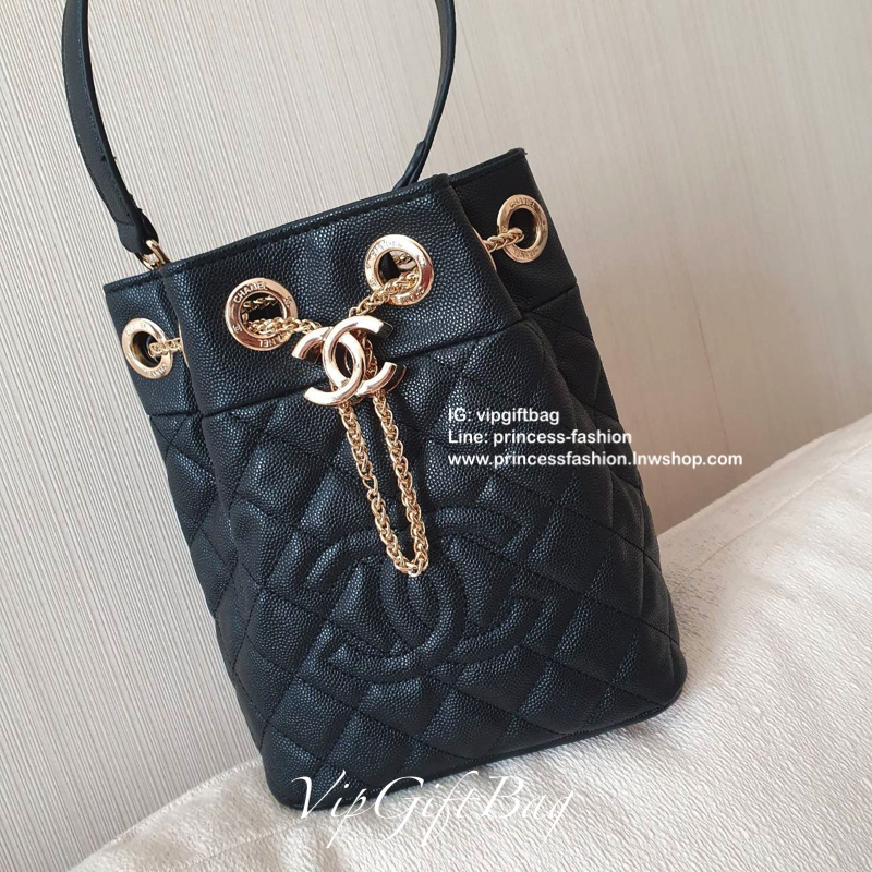 รุ่นใหม่ส่งท้ายปีกับ CHANEL CAVIER BUCKET CROSSBODY BAG งาน VIP GIFTจากเคาเตอร์้แบรนด์ดังระดับโลก ทรง MINI BUCKET จีบน่ารัก ขนาดมินิ หนังคาเวียร์เต็มใบ อะไหล่ทอง เปิดปิดด้วยการรูดปากจีบและกระดุมแม่เหล็กซ้อนอีกชั้น ด้านในใส่ขอฃจุกจิก กระเป๋าสตางค์แบบสั้นแล