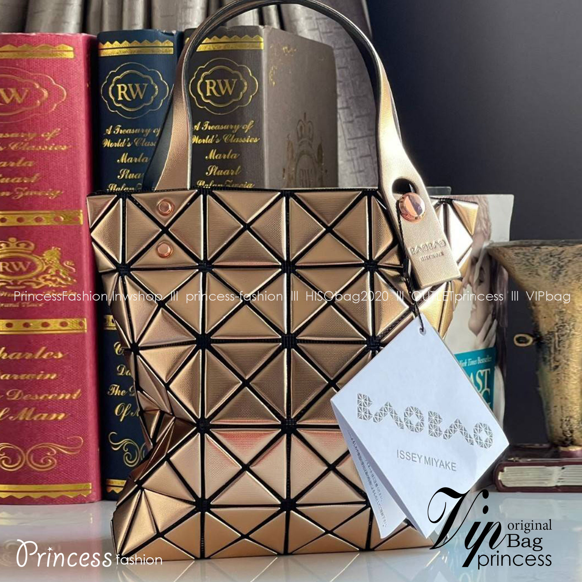 BAO BAO ISSEY MIYAKE PLATINUM COFFRET สะท้อนแสงเพื่อสร้างสินค้าระดับพรีเมียมที่ให้ความเงางามที่เหนือกว่า เพิ่มความหรูหราและโดดเด่นให้กับ เพราะมีความแวววาวและเป็นประกาย