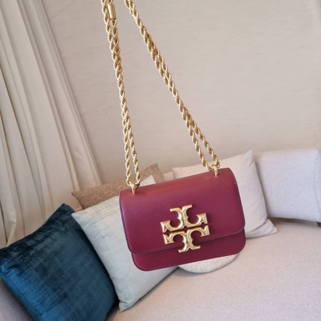 TORY BURCH ELEANOR SMALL CONVERTIBLE SHOULDER BAG ฮอตไอเท็ม รุ่นนี้ขายดีขายหมด สวยหรู คุณหนู ผู้ดี!! หายากมากแล้วน้า กระเป๋าสะพายข้าง ดีไซน์อยู่ทรง ขนาดกำลังสะดวกใช้สำหรับสาว วัสดุหนังแท้เต็มใบ สีทูโทน เปิด-ปิดด้วยแถบแม่เหล็ก ภายในแบ่งสัดส่วนได้เป็นอย่างด