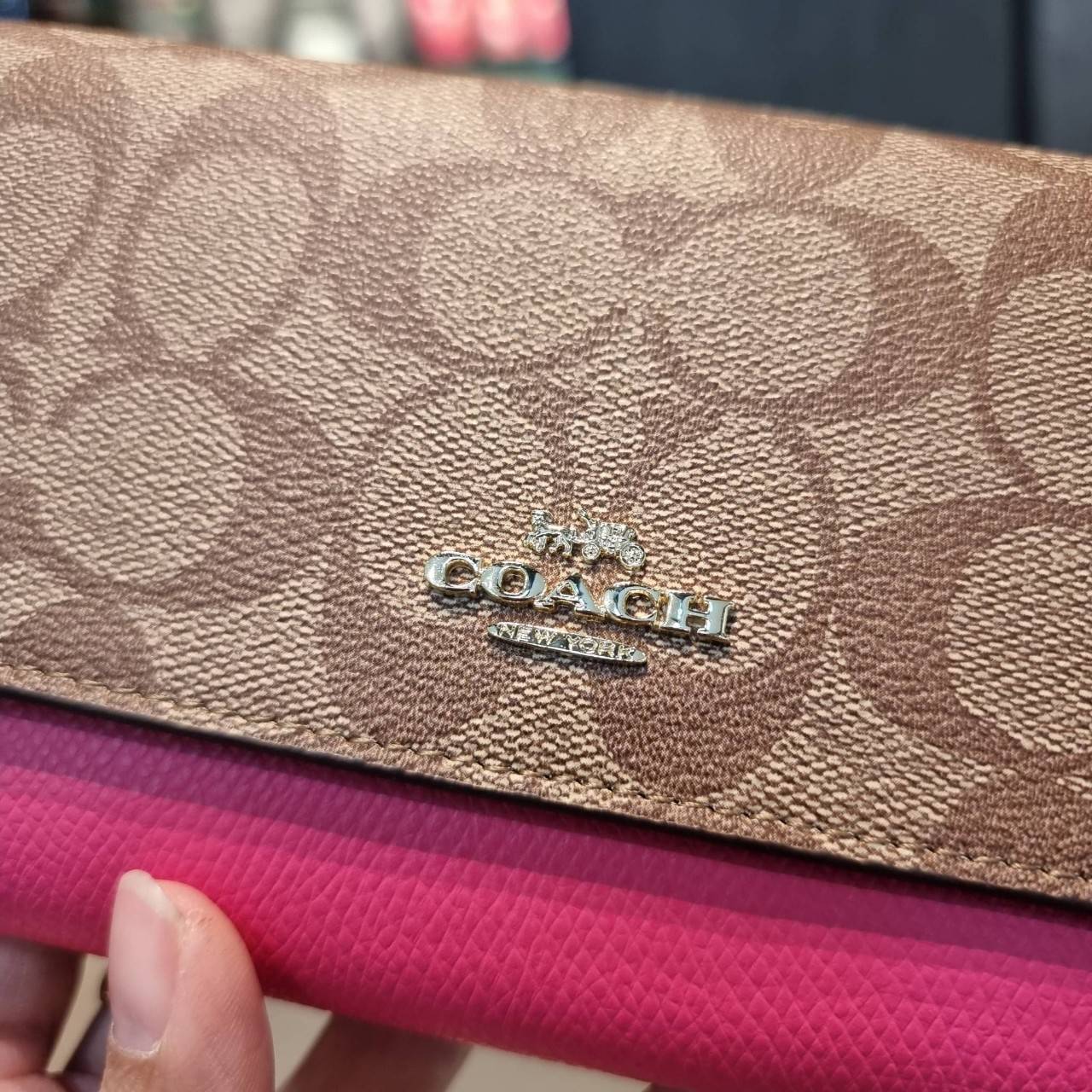 COACH F53763 TRIFOLD WALLET IN SIGNATURE กลับมาแล้วจ้า!! รุ่นขายดี!! 💓 ดีไซน์ใหม่ กระเป๋าสตางค์ใบยาว แถมที่ห้อยใส่บัตรแยกให้ (ถอดออกได้) น่ารักมากๆ ใช้งานง่าย เปิด-ปิดด้วยกระดุม ภายในใส่ธนบัตร ใส่บัตรได้เยอะ ใส่มือถือได้ไปอีก!! จุใจสุดๆ บอกเลยว่าใ