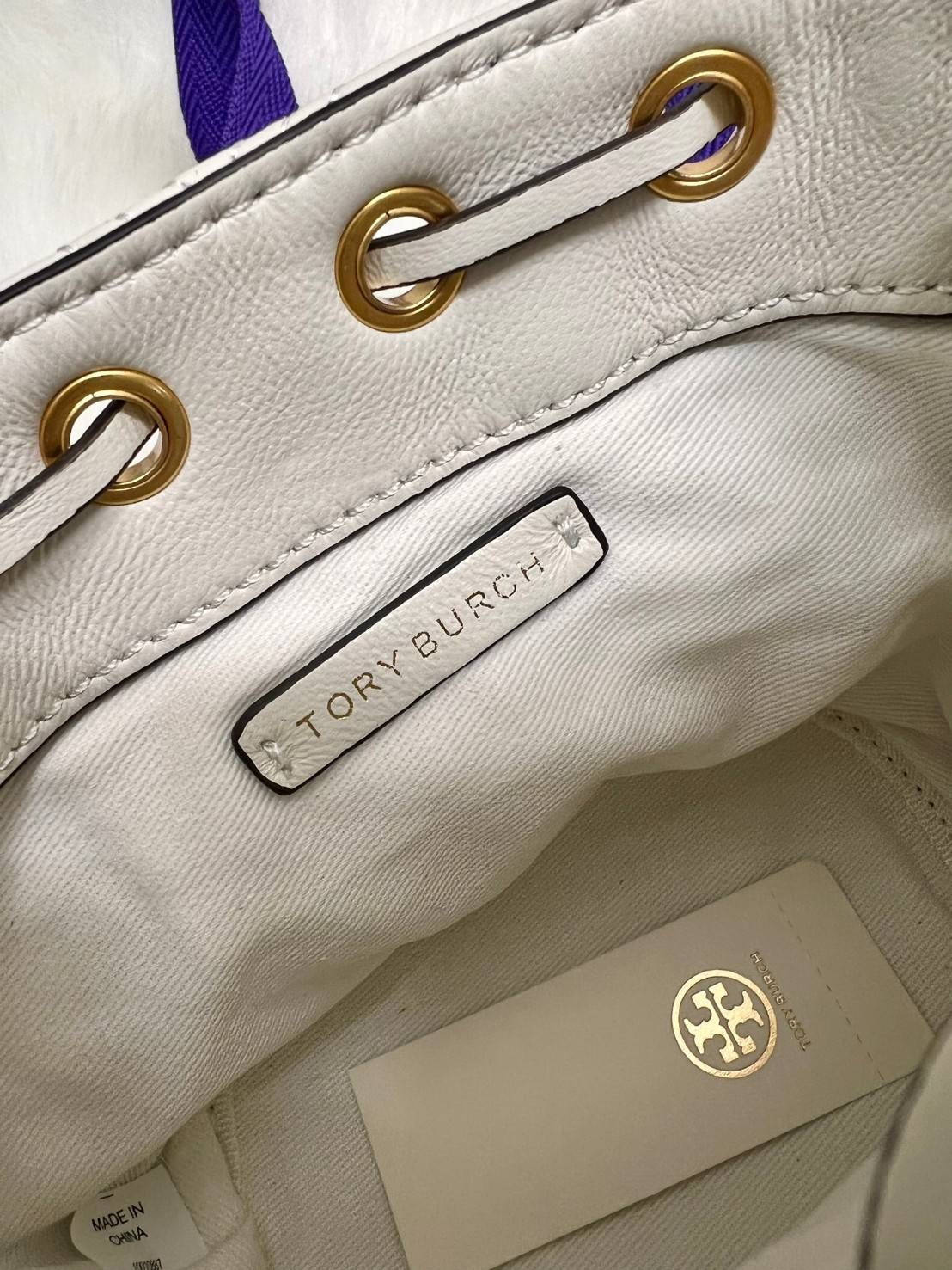 สีออกใหม่ ซึ่งหาได้ยากมากค่ะ 🤩 TORY BURCH FLEMING QUILTED BUCKET BAG ((56868)) พร้อมส่ง สวยท้าให้ลอง! จำนวนจำกัด สินค้าต้องมี กระเป๋าทรงBucket หนังแกะแท้((หนังจะมีความนิ่ม ทนทานและแพงกว่าหนังวัวมาก)) เดินด้ายลายนวมสวยมากๆค่ะ