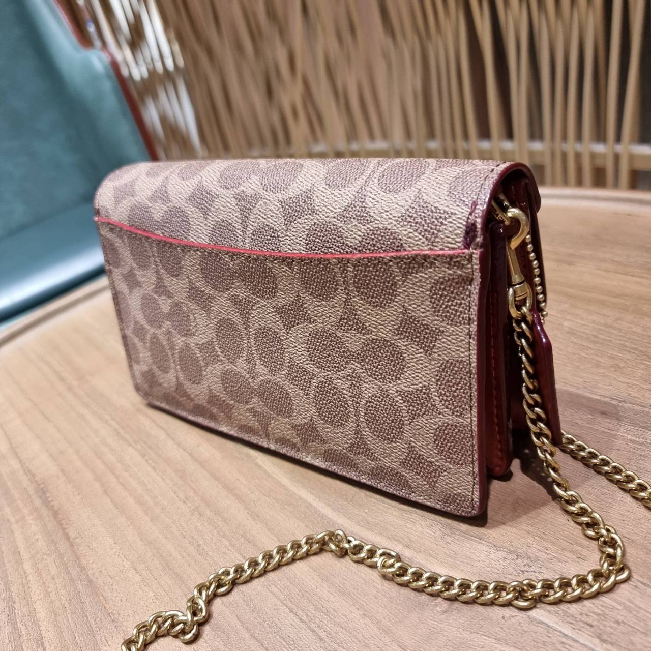 COACH C0838 ASTER CROSSBODY IN SIGNATURE CANVAS คอลเลคชั่นใหม่ล่าสุด กระเป๋าสะพายสวยอยู่ทรง ดีไซน์ไม่ซ้ำใคร จะสายคุณหนู สายถ่ายรูป ได้ใบนี้ไปยังไงก็ปังเว่อร์!! วัสดุหนังแคนวาสเคลือบลายสลับหนังแท้ เปิด-ปิดด้วยตัวบิดล็อค ชั้นในมีฝากระดุมปิดช่องย่อยอีกช่อง แ