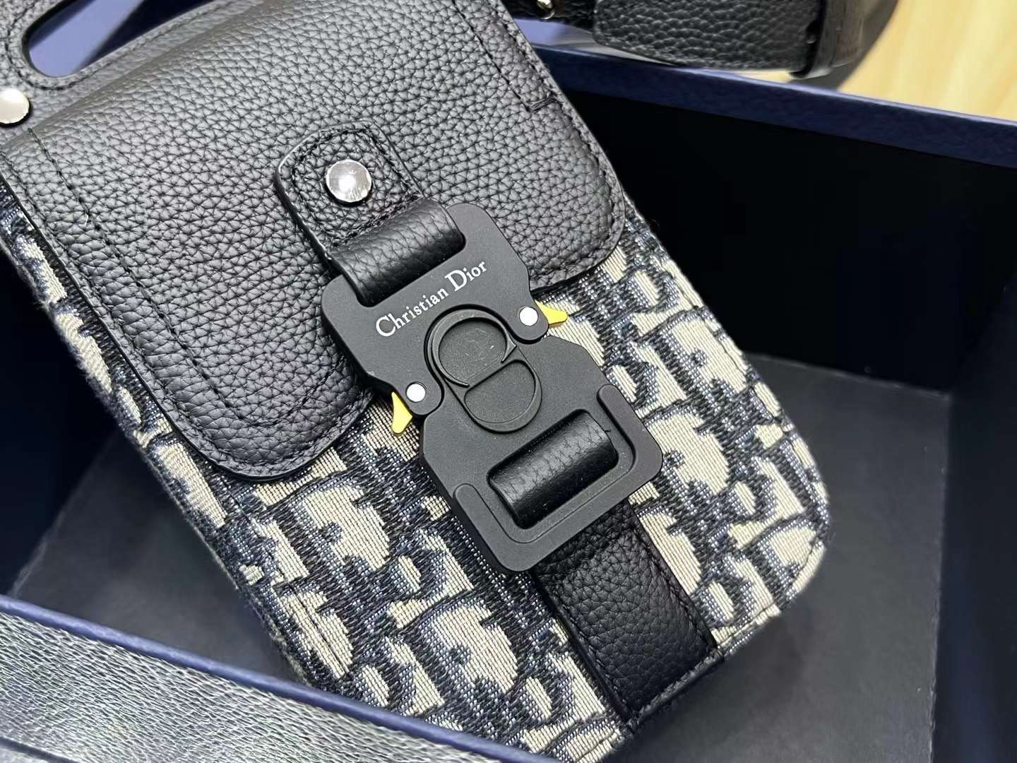 Dior Phone Oblique Bag / Dior Pouch Phone Oblique เกรดเทพออริจินอล ได้ใจหนุ่มๆไปเลยใบนี้!! หลงรักตั้งแต่แรกเห็นมีอยู่จริง!!