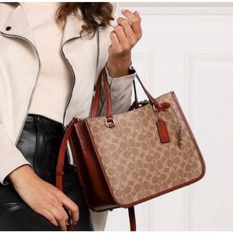 COACH C3889 TYLER CARRYALL 28 IN SIGNATURE CANVAS ((C3460//C3889)) รุ่นยอดฮิตที่สาวๆหลายคนเรียกร้อง กับกระเป๋าถือ/สะพายทรงสวย ที่มาพร้อมสายสะพายไหล่ในตัว และสายครอสบอดี้สำหรับสะพายข้าง ตัวกระเป๋าถูกแบ่งเป็นสัดส่วนสวยงาม มีช่องซิปกลางที่ใหญ่พอสมควร และยังม