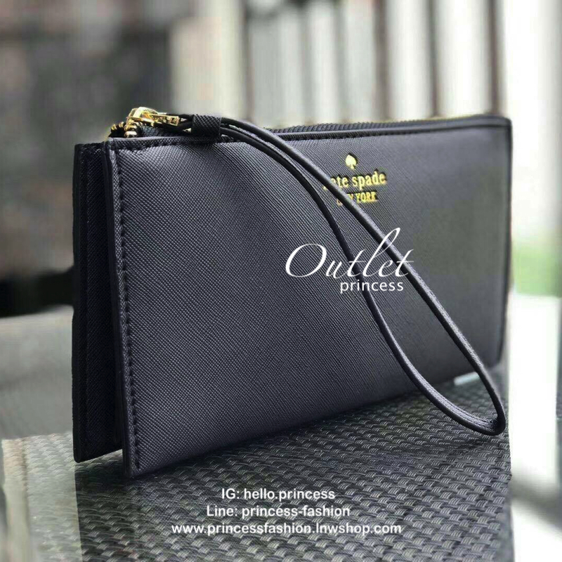 KATE SPADE Wallet Clutch Bag กระเป๋าทรงคลัชสุดคุ้มหนัง Saffiano ด้านหน้ามีโลโก้แบรนด์ มาพร้อมสายคล้องมือ เปิดปิดด้วยซิปสะดวกใช้ สามารถใส่แทนกระเป๋าสตางค์ใบยาว ภายในแบ่งออกเป็น3ช่องหลัก มีช่องใส่บัตร เครื่องสำอาง เครื่องเขียน เหรียญ ไส่ไอโฟนพลัส ได้ค่ะ มีก