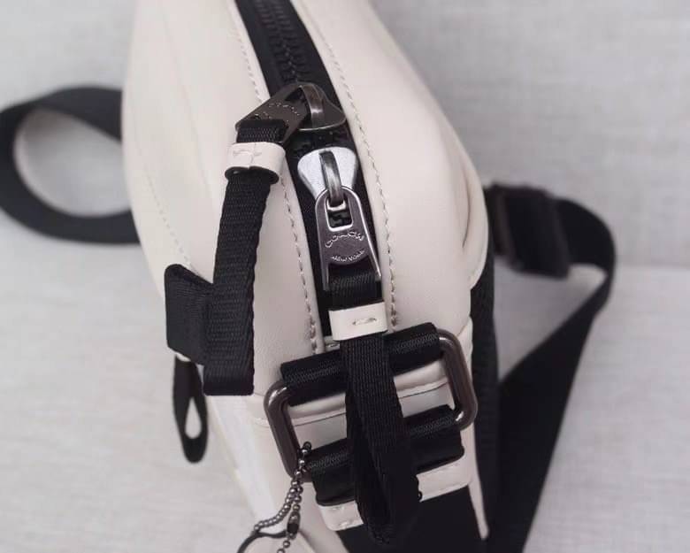 COACH EDGE CROSSBODY IN SIGNATURE CANVAS กระเป๋าสะพายครอสบอดี้ร์ วัสดุหนังแท้ หนังนิ่มอย่างดีค่ะ ด้านหน้ามีช่องซิปซ่อนให้หนึ่งช่อง เปิดปิดช่องหลักแบบซิปคู่ภายในกว้าง ใส่ของได้จุเลยนะคะ มีช่องซิปและช่องเล็กให้อีก2ช่อง;ด้านหลังกระเป๋าเป็นช่องโล่งใส่ของอีกช่