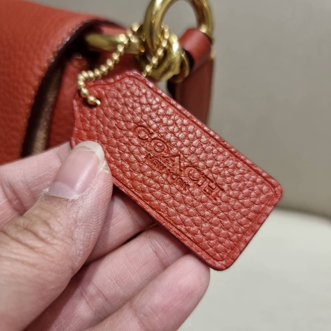 COACH Coated Canvas Signature May Shoulder Bag พร้อมส่งที่ไทย คัดงานคุณภาพ จัดเต็มมาให้ต่อนรับปีใหม่นี้ค่าา ✔️กระเป๋าหิ้ว//คล้องไหล่//สะพายข้างได้ ใบใหญ่ สุดคุ้ม! ✔️หนังแท้ชั้นดีที่สุด หนังหนานิ่ม รู้สึกได้ตอนสัมผัสค่ะ สวยมากๆ ✔️ด้านห