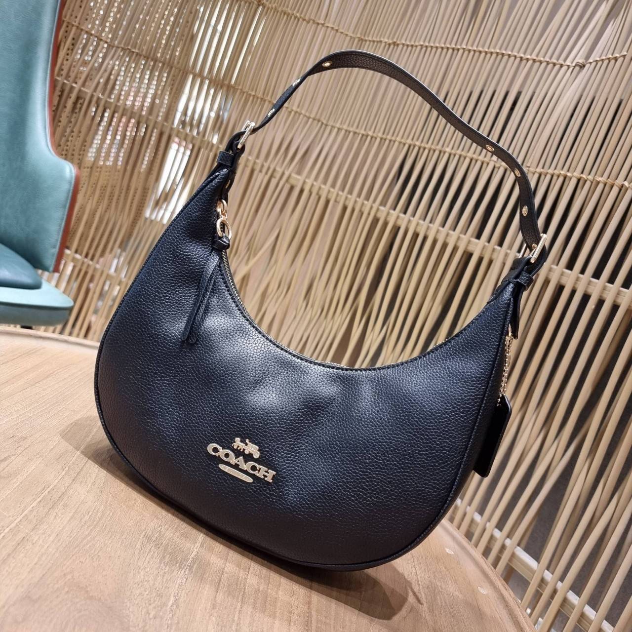 COACH C4108 BAILEY HOBO WITH WHIPSTITCH BEST SELLER ต้องมา!! กระเป๋าทรงโฮโบ ดีไซน์หรูหรา แมชท์ง่ายกับทุกไลฟ์สไตล์ วัสดุหนัง pepble หนังนิ่มสวย เปิด-ปิดด้วยซิปรูดใช้งานง่าย ภายในโล่งกว้าง สายคล้องสะพายไหล่ มีดีเทลน่ารักน่าใช้ ใช้งานสะดวกและง่ายต่อการใช้ชีว