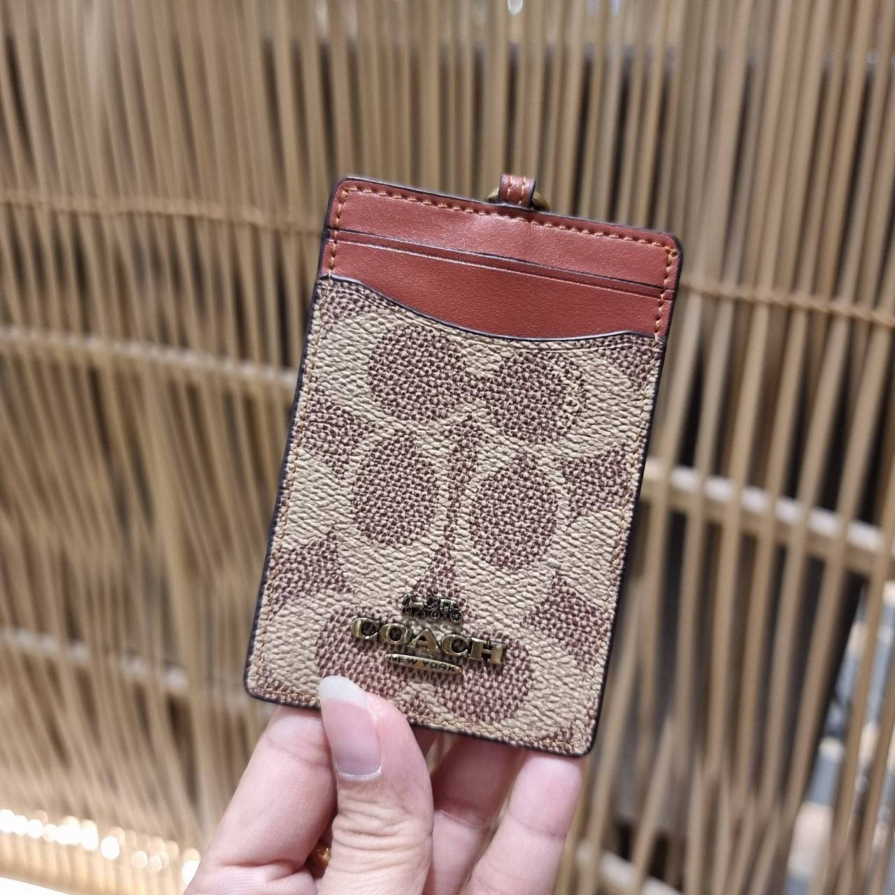 COACH ID LANYARD IN COLORBLOCK SIGNATURE CANVAS ง่ายๆแบบไม่ธรรมดา!! คลาสสิคแต่มีดีเทลโดดเด่น!! กระเป๋าถนอมบัตร พร้อมสายคล้องคอ ดีไซน์ลวดลายสวย ดูดีทุกแบบ ใช้งานง่าย พกพาสะดวก จะใส่บัตรพนักงาน บัตรเครดิต บัตรปชช. ใบขับขี่ และบัตรอื่นๆที่อยากจะใส่!! ตามใจไป