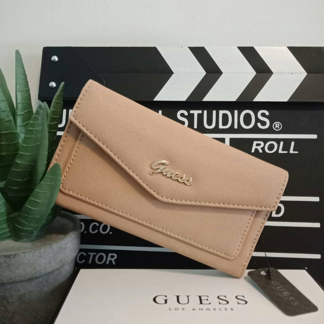 Guess leather wallet กระเป๋าสตางค์ใบกลาง หนังลาย saffiano เปิด ปิดด้วยกระดุม ด้านหน้าแต่งโลโก้แบรนด์สามเหลี่ยม หรูน่าใช้ ภายในมีช่องใส่ธนบัตร เหรียญ บัตรต่างๆ ปิดเปิดใช้งานสะดวก รุ่นแนะนำค่ะ หนังดีมากค่ะ ทนทานคุ้มค่าแน่นอน รีบช้อปด้วยค้า!!