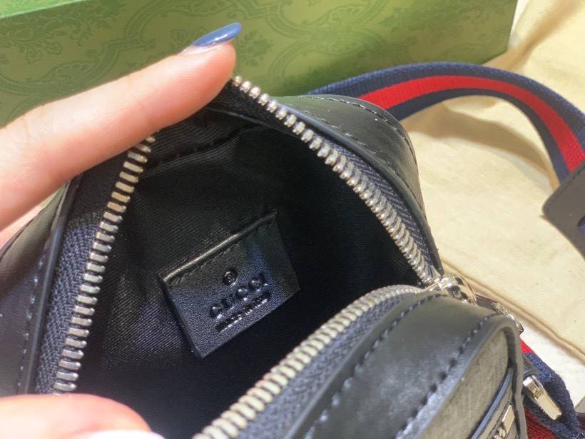 VIP GIFT 】หนังแท้ GUCCI GG Black messenger Crossbody ขนาดเล็ก ทรงแนวตั้ง มีช่องให้ใส่ของได้อยู่ 2 ช่อง เป็นซิบรูดเปิดปิดด้านบน และด้านหน้า โดดเด่นด้วยลวดลายกระเป๋าที่ ใช้ตัวโลโก้ของ GUCCI มาทำเป็นแพทเทิร์น ซึ่งกระเป๋าแต่ละใบอาจมีตำแหน่งที่แตกต่างกัน แปะตั