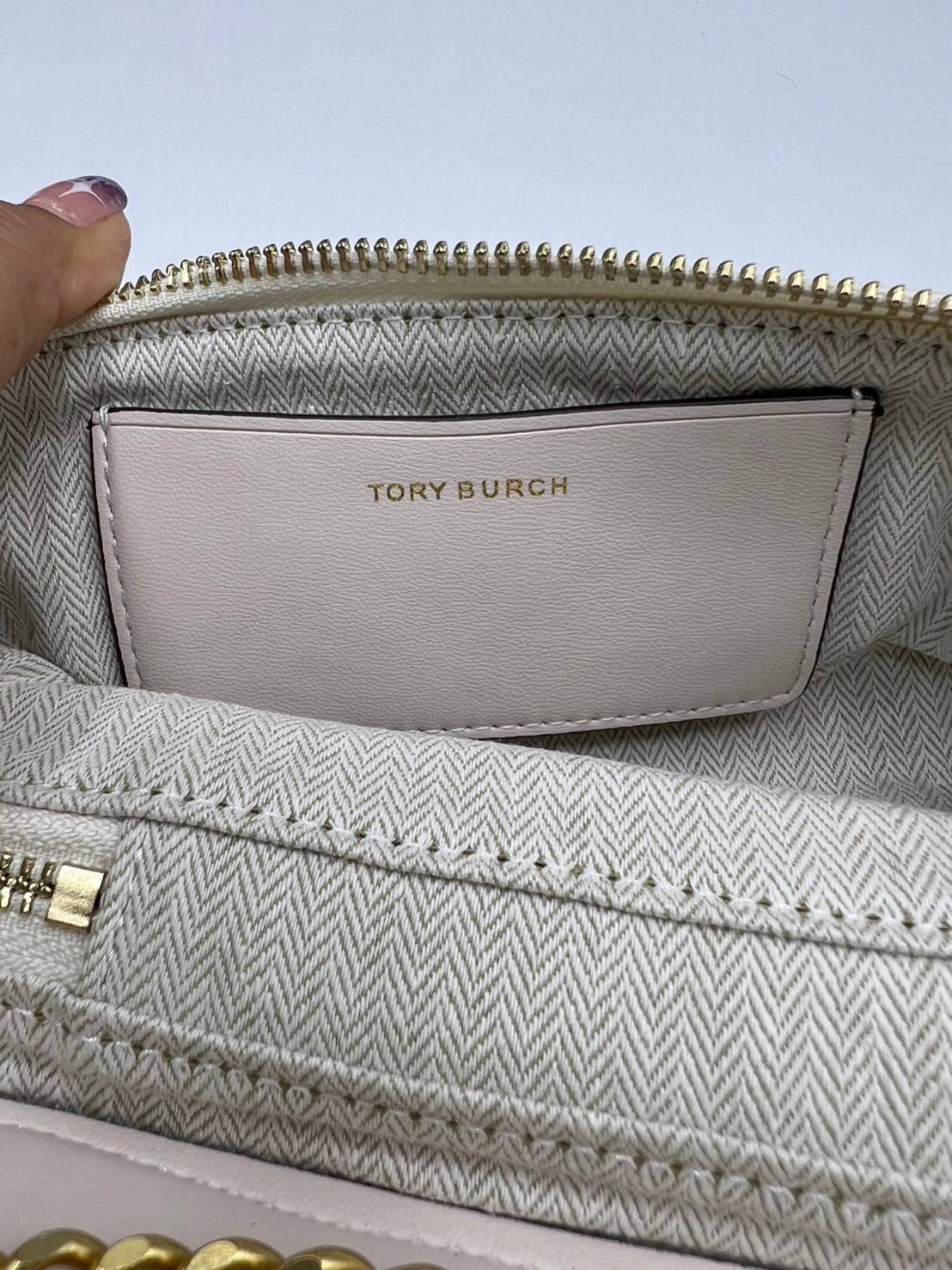 TORY BURCH Kira Chevron Mini Vanity Case Bag กระเป๋าถือ/สะพาย ใส่เครื่องสำอางค์ ใส่ของใช้จำเป็นได้ ทรงกล่องสวย ที่สามารถใช้เป็น everyday bag สะพายได้ทุกวัน