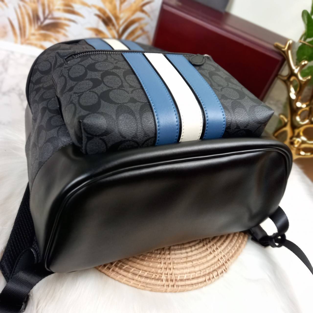 COACH WEST BACKPACK IN SIGNATURE CANVAS WITH VARSITY STRIPE (COACH 3001)😎กระเป๋าเป้ กระเป๋าสะพาย รุ่นหายาก ที่มีมาไม่บ่อย// วัสดุแคนวาส ผสมหนังแท้ หนังนิ่ม ทรงสวย จุของได้เยอะ ลาย SIGNATURE โดดเด่น ดูดีม๊าก!!// มีช่องหลัก แยกเป็น 2 ช่อง สามารถแยกเ