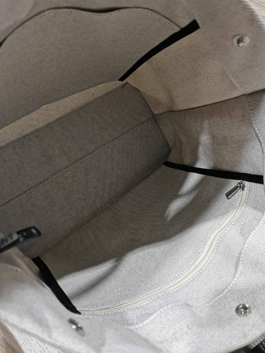 LONGCHAMP ESSENTIAL TOILE SHOULDER BAG L ECRU วัสดุ Cotton Canvas & Grained cowhide คอลเลคชั่นใหม่ ฮิตสุดๆในเหล่าดาราเซเลป ด้วยดีไซน์สวยขนาดกำลังดีเนื้อหนาอยู่ทรง น้ำหนักเบา