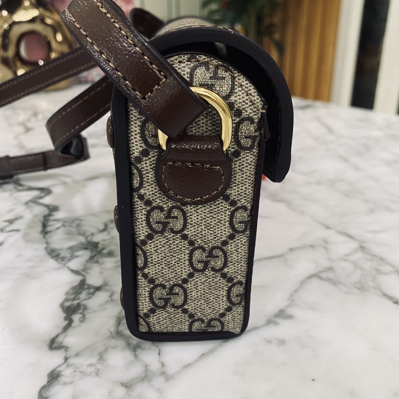 GUCCI Horsebit 1955 Mini Bag กระเป๋าสะพายทรงกล่องสวยอยู่ทรง ใส่โทรศัพท์หรือของใช้เล็กน้อยได้อย่างคล่องตัว แฝงความหรูราคาดีงามจัดมาให้พร้อม box set เป็นใบที่จะหยิบใช้ได้บ่อยๆ ด้วยขนาดกำลังดีใบนี้เอาอยู่เลยค่ะ