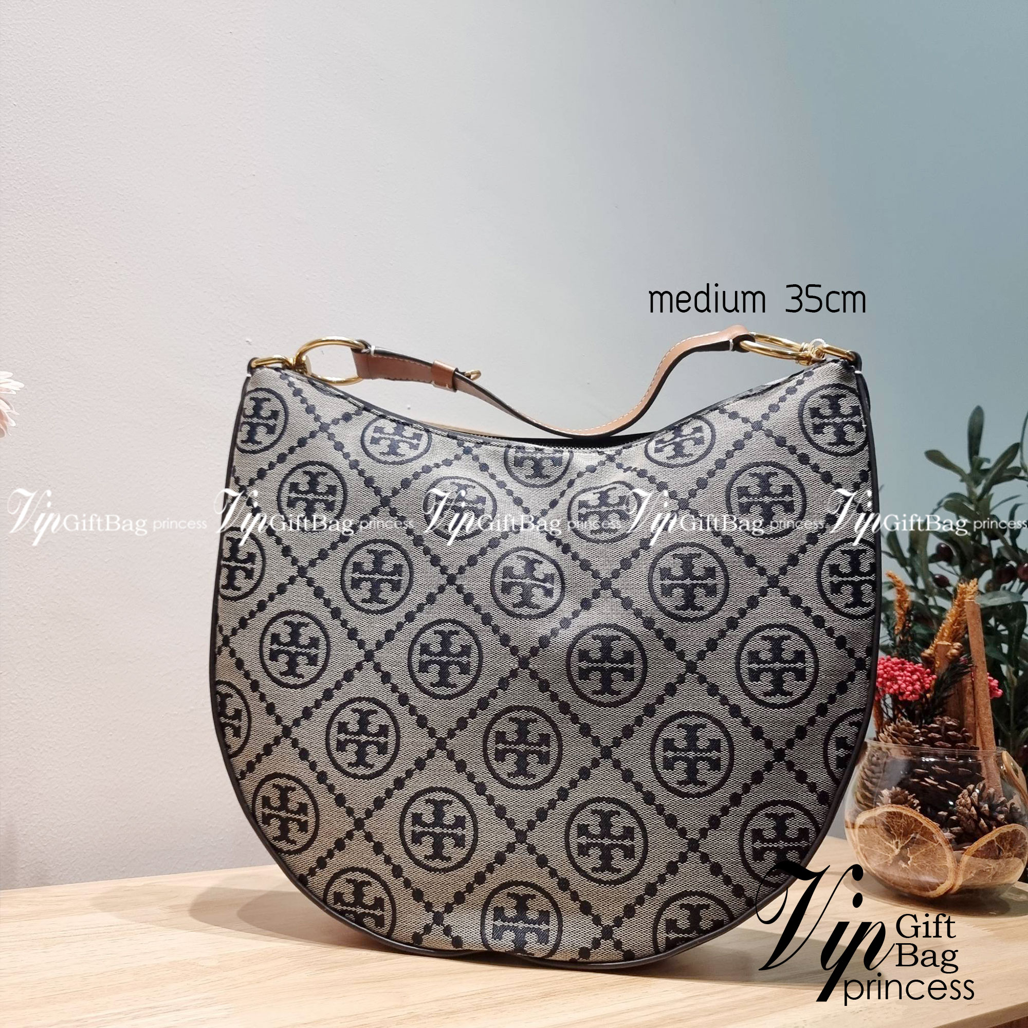 ใบใหญ่ 35cm Tory Burch T Monogram Medium Crescent Bag / TORY BURCH T MONOGRAM JACQUARD CRESCENT BAG ไซส์ใหญ่กับไอเท็มสุดร้อนแรง เซเลปรีวิวเยอะมาก!! สาวๆตามหากันไปอีก กระเป๋าทรง half moon ที่ดีไซน์บนผ้า jacquard ลวดลายซิกเนเจอร์ เรียบหรู ผู้ดีมากแม่!